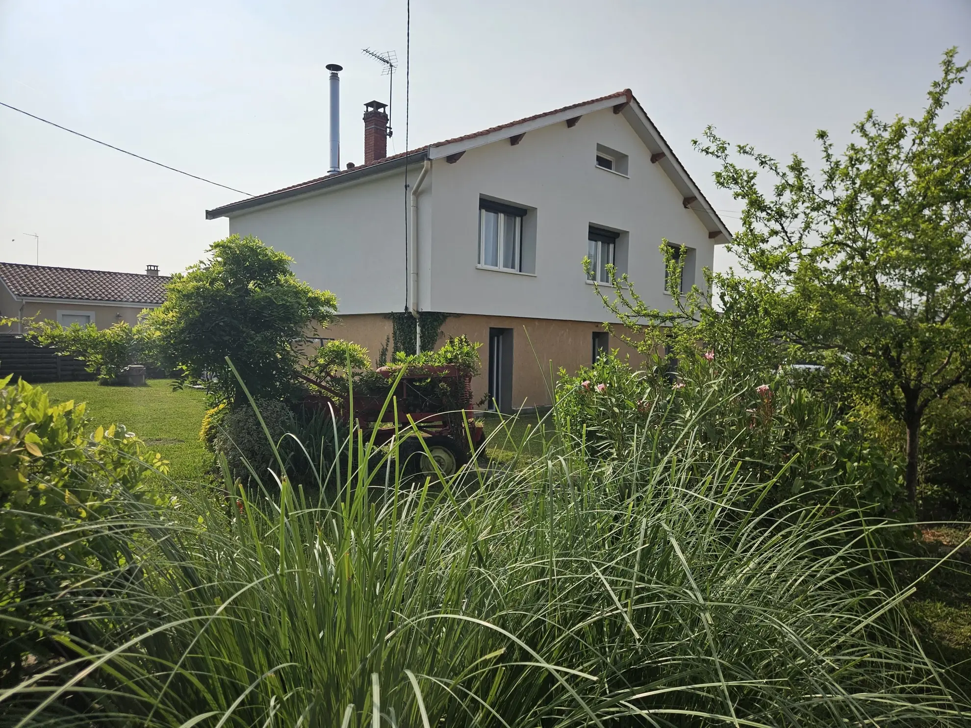 Maison rénovée de 105 m² avec grand terrain à Civens, proche Feurs 
