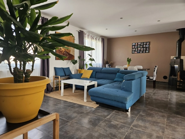 Maison rénovée de 105 m² avec grand terrain à Civens, proche Feurs