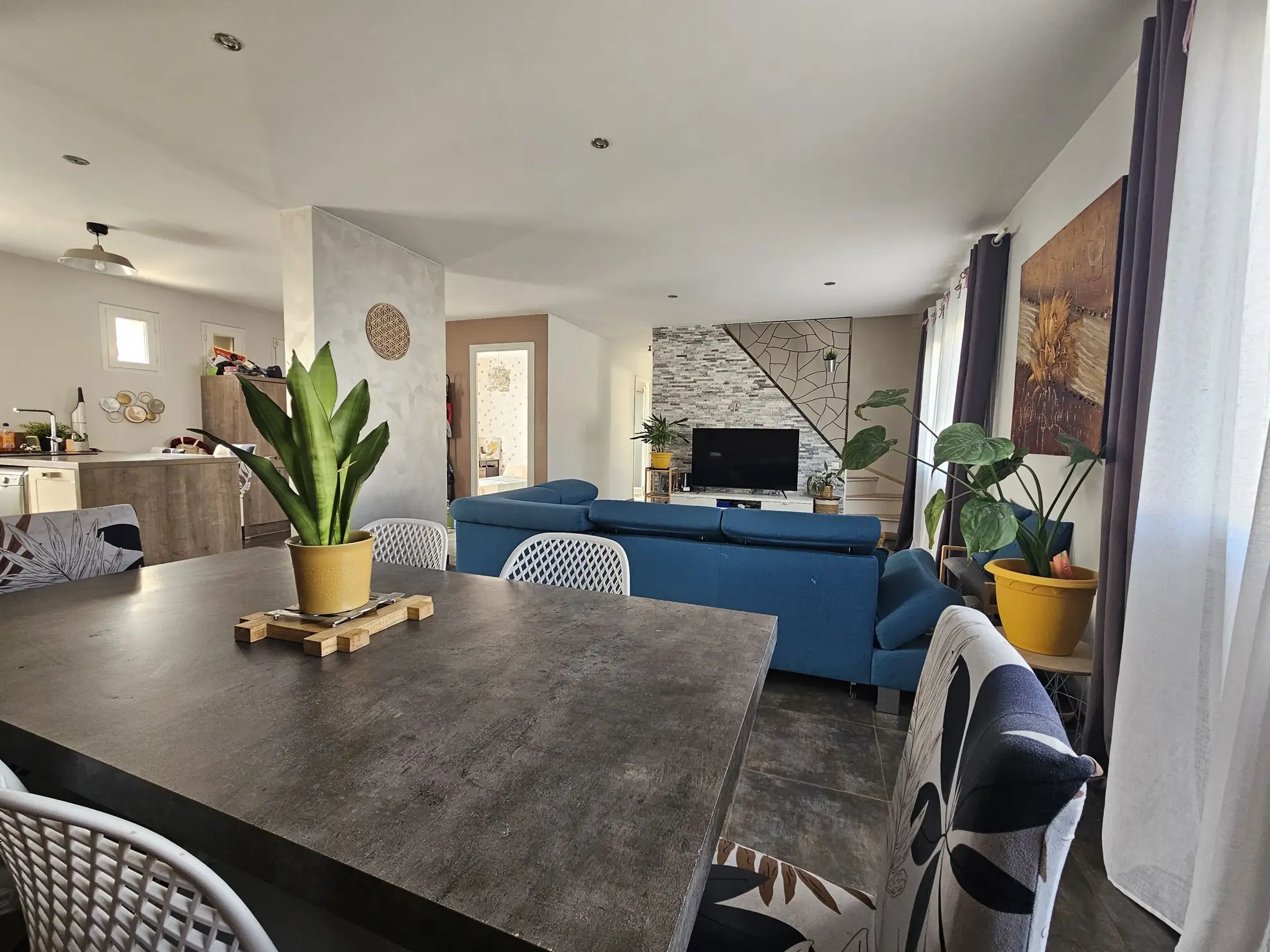 Maison rénovée de 105 m² avec grand terrain à Civens, proche Feurs 