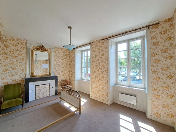 Appartement T2 rénovable de 70 m² avec cour à Ambert, emplacement privilégié