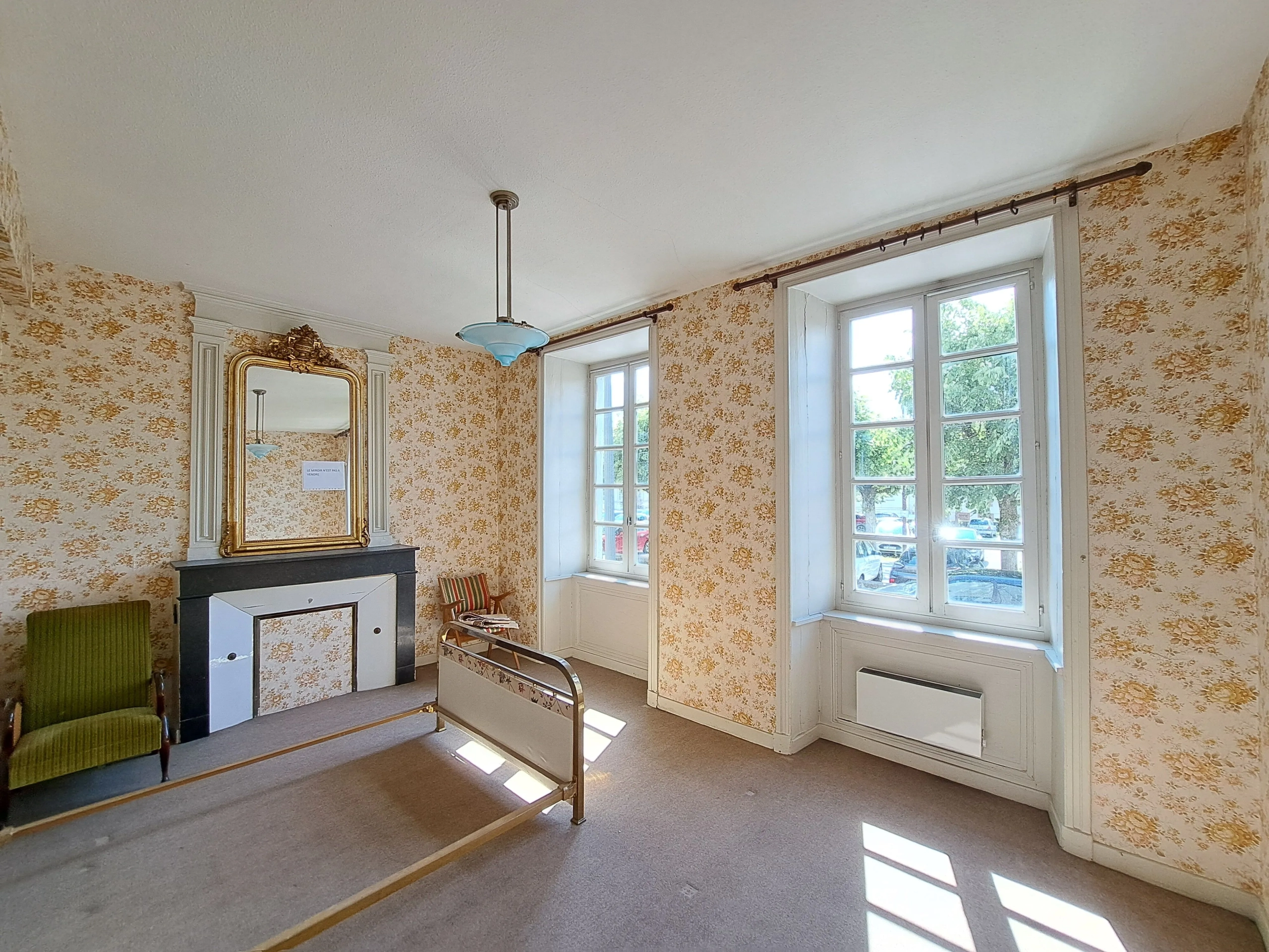 Appartement T2 rénovable de 70 m² avec cour à Ambert, emplacement privilégié 