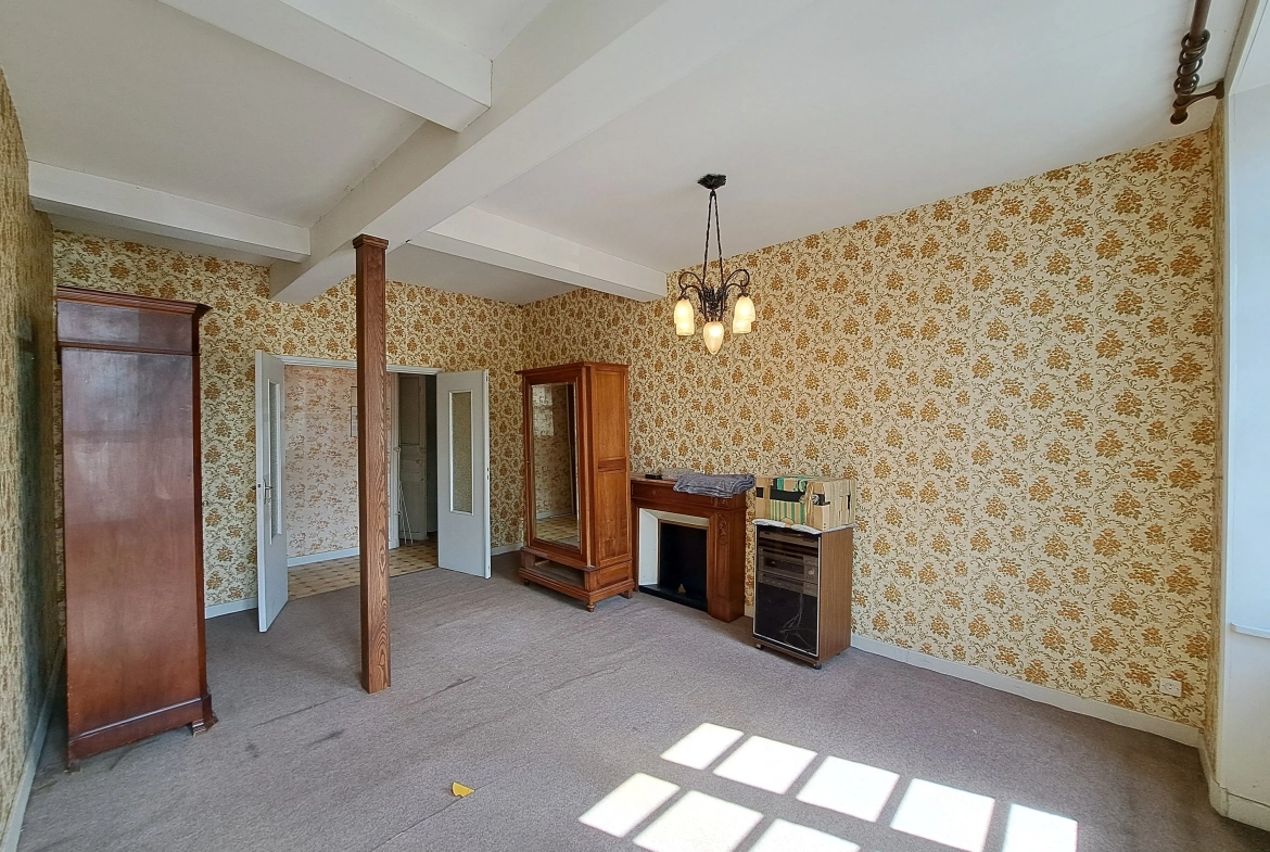 Appartement T2 rénovable de 70 m² avec cour à Ambert, emplacement privilégié 