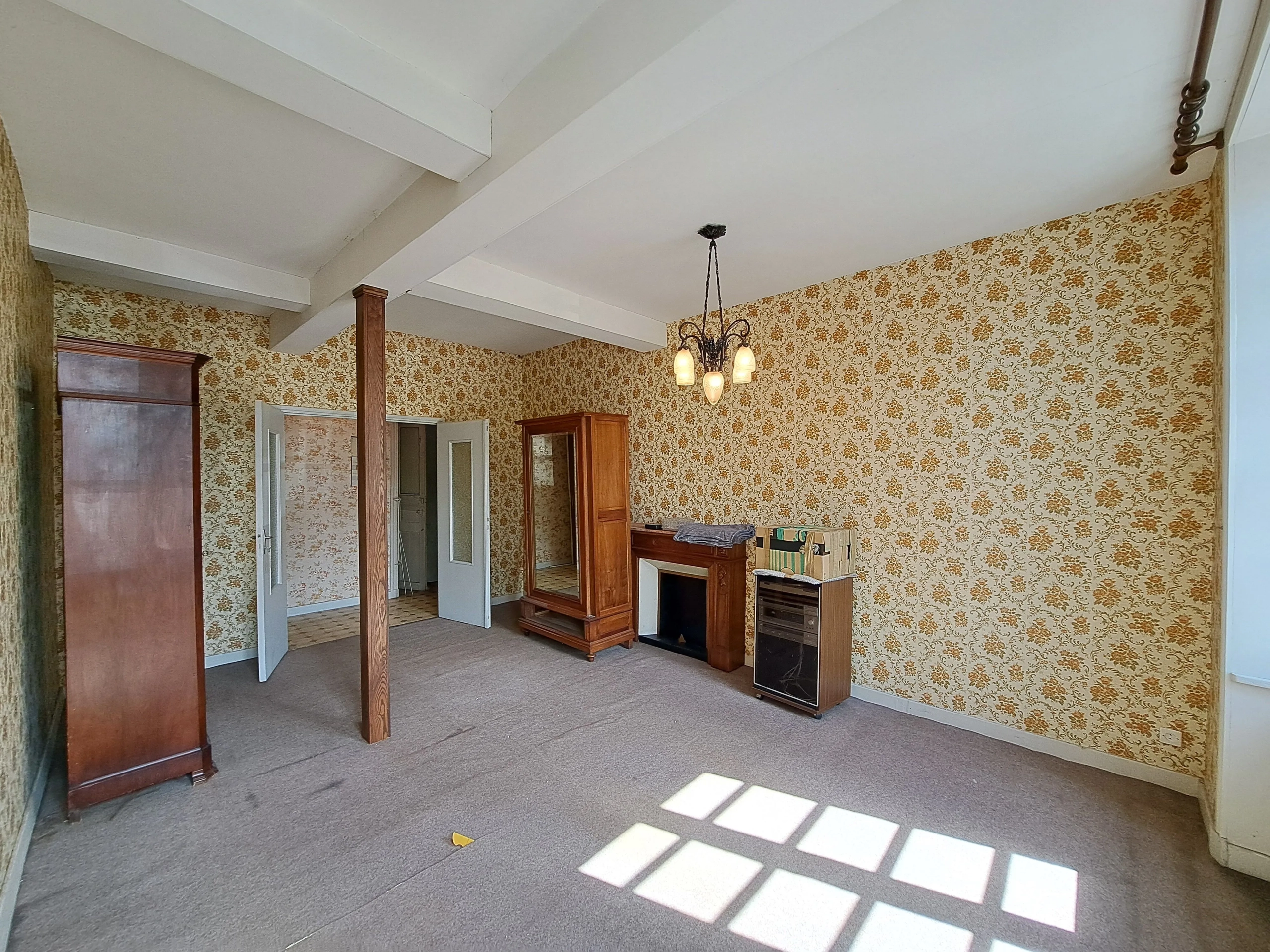 Appartement T2 rénovable de 70 m² avec cour à Ambert, emplacement privilégié 