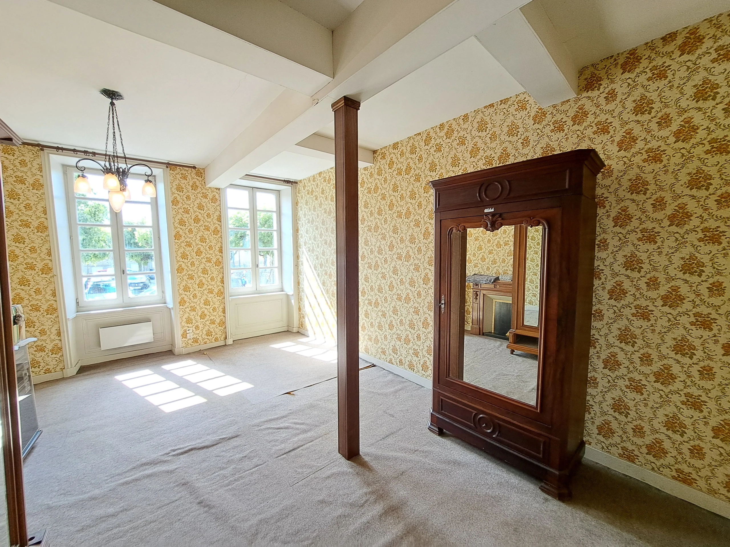 Appartement T2 rénovable de 70 m² avec cour à Ambert, emplacement privilégié 