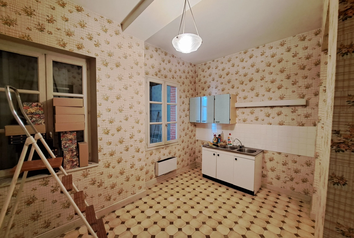 Appartement T2 rénovable de 70 m² avec cour à Ambert, emplacement privilégié 