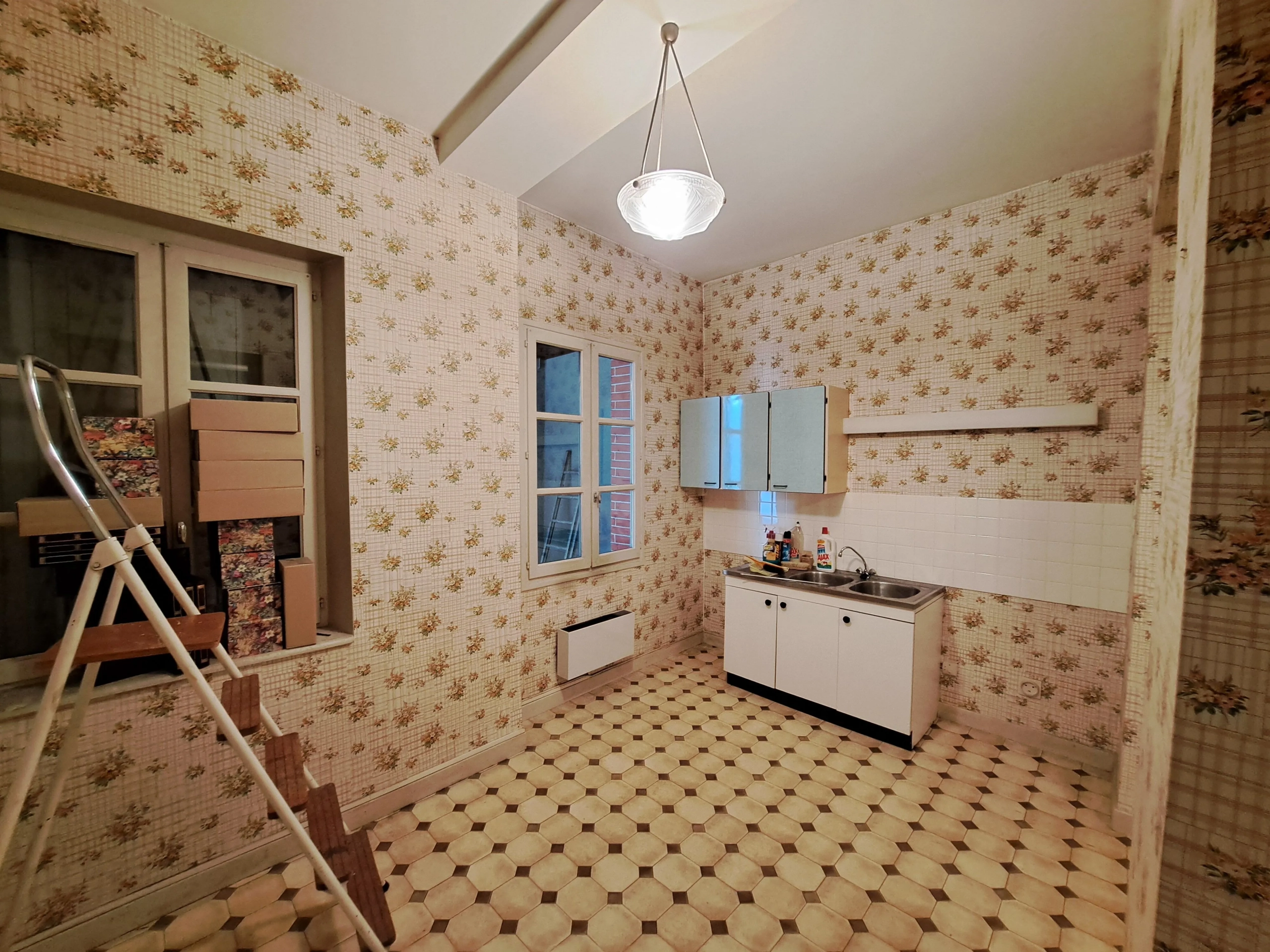 Appartement T2 rénovable de 70 m² avec cour à Ambert, emplacement privilégié 