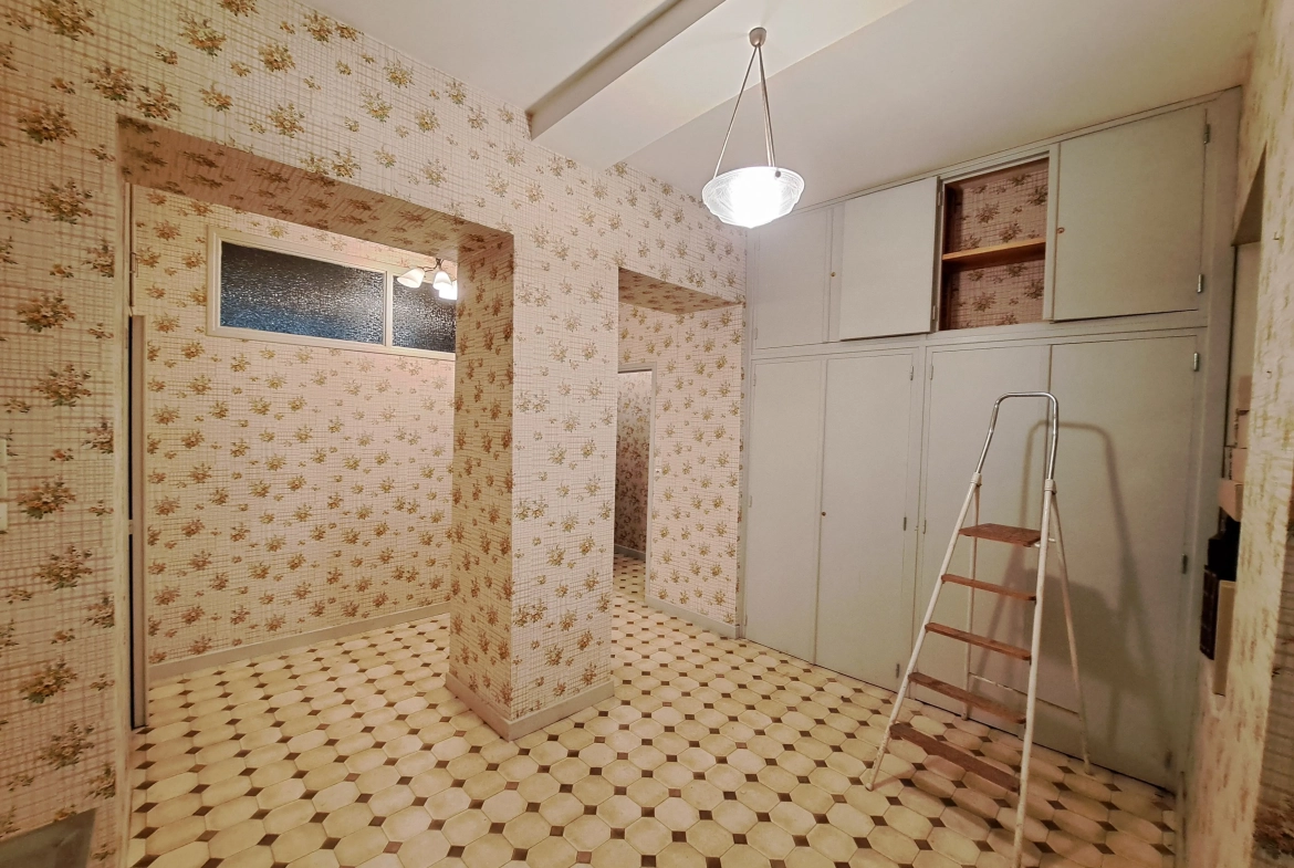 Appartement T2 rénovable de 70 m² avec cour à Ambert, emplacement privilégié 