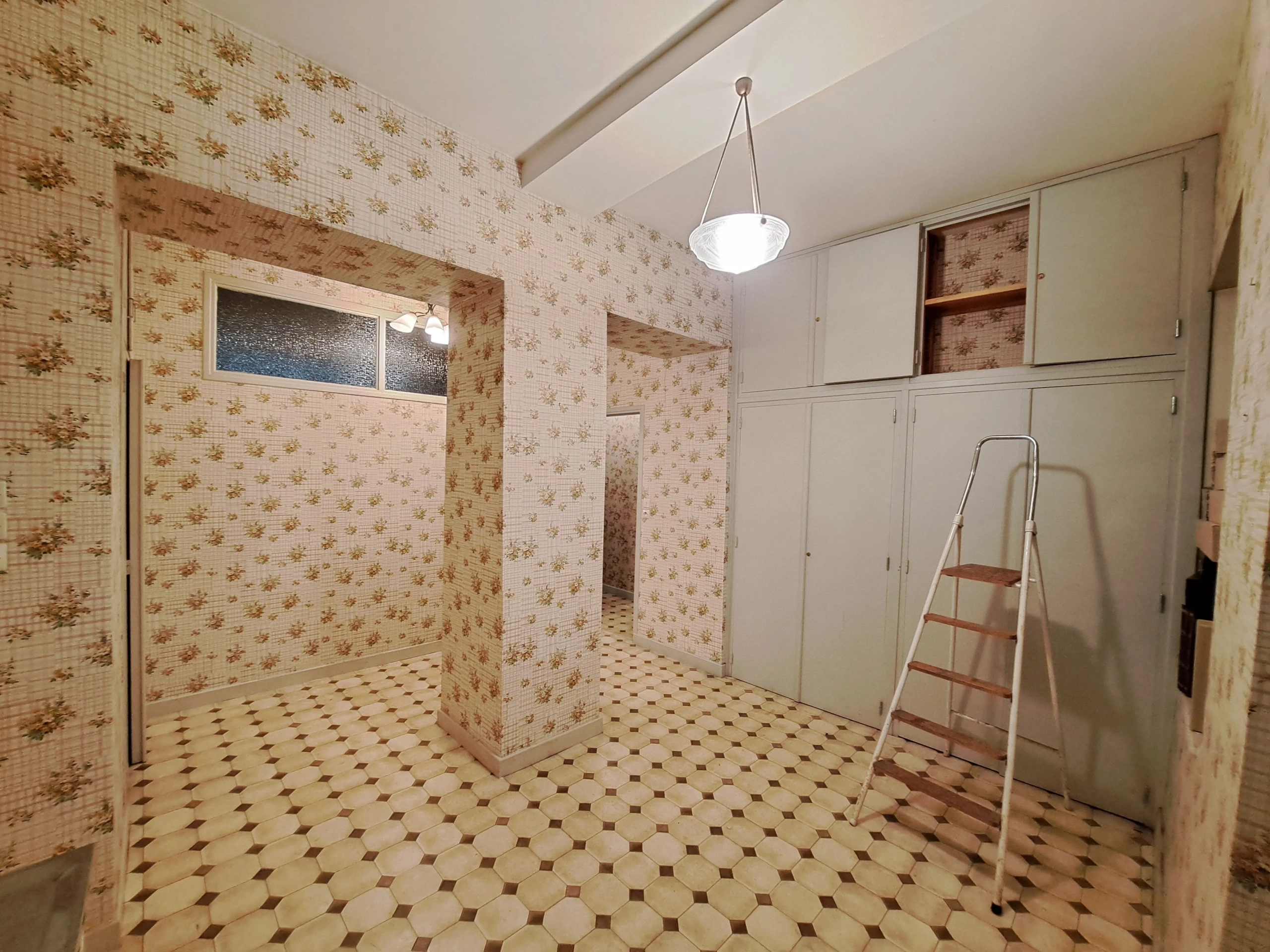Appartement T2 rénovable de 70 m² avec cour à Ambert, emplacement privilégié 