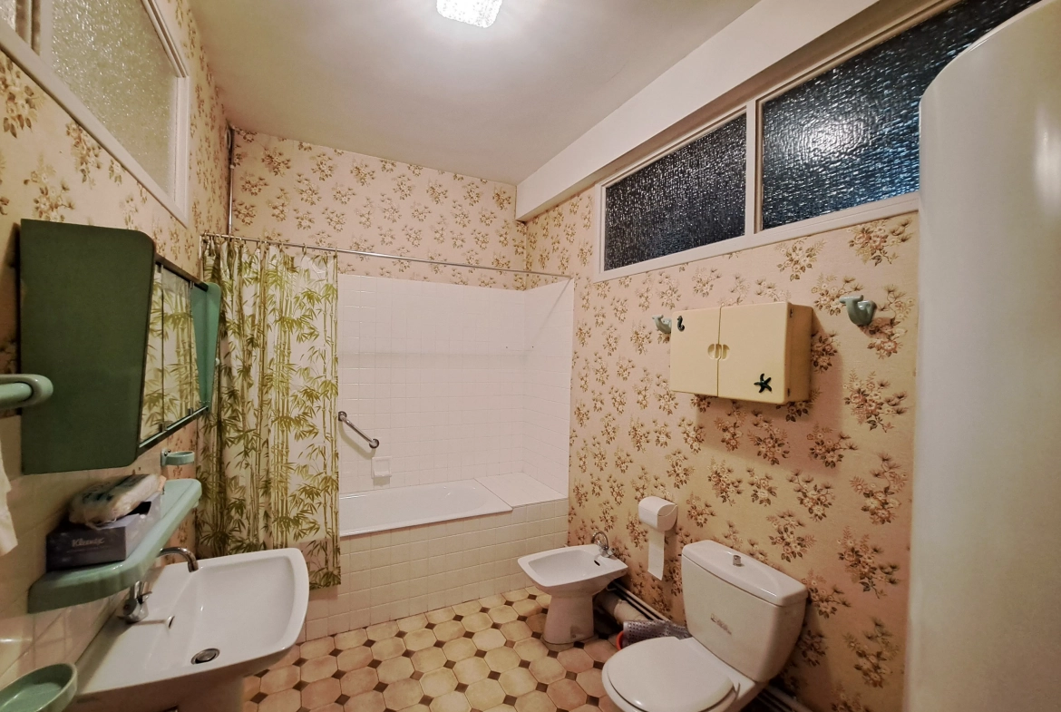 Appartement T2 rénovable de 70 m² avec cour à Ambert, emplacement privilégié 
