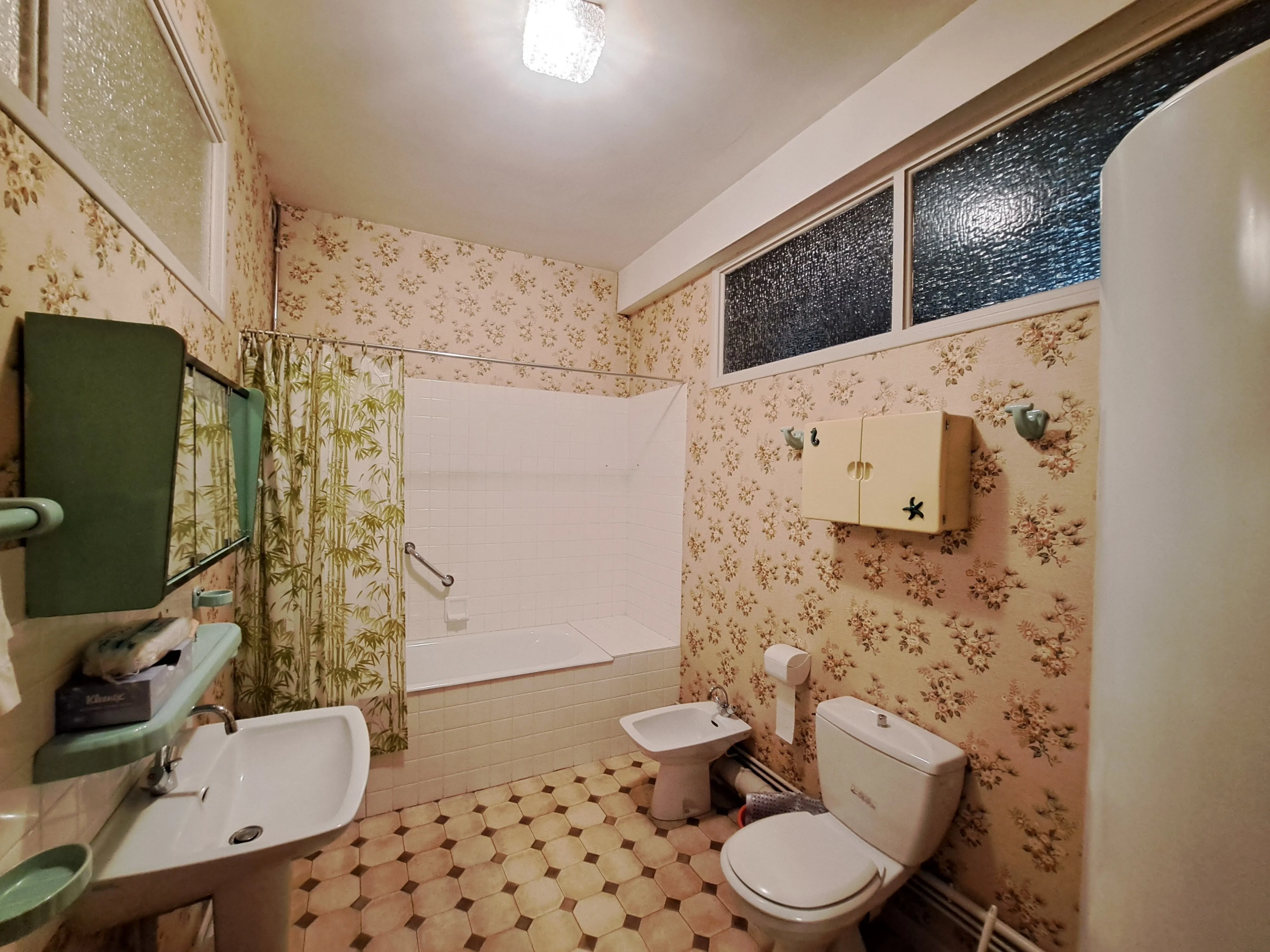Appartement T2 rénovable de 70 m² avec cour à Ambert, emplacement privilégié 