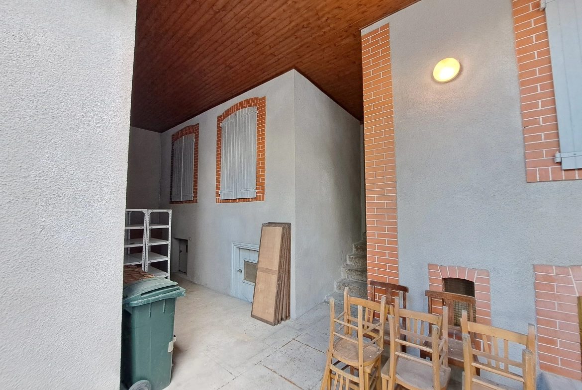 Appartement T2 rénovable de 70 m² avec cour à Ambert, emplacement privilégié 