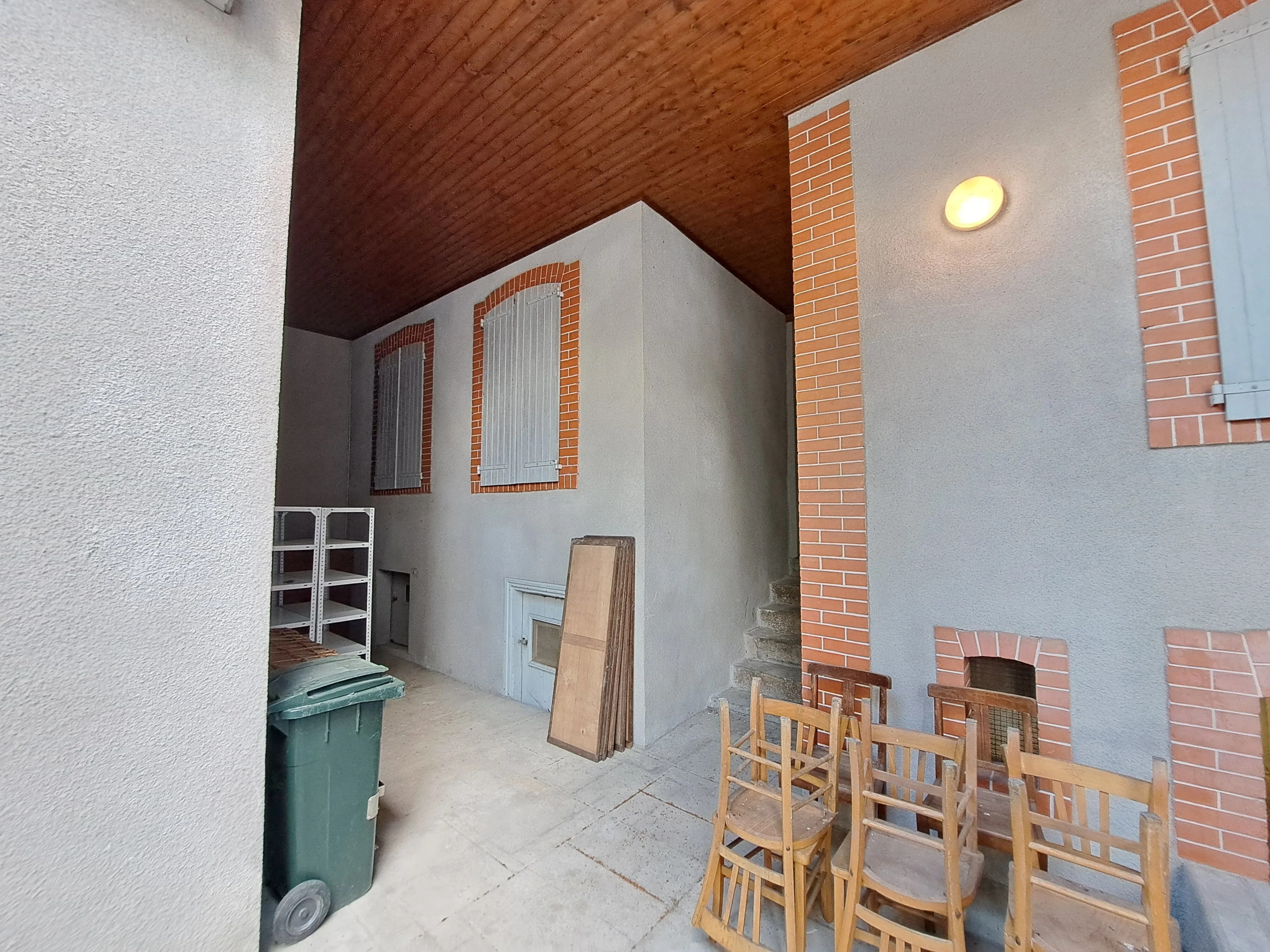 Appartement T2 rénovable de 70 m² avec cour à Ambert, emplacement privilégié 
