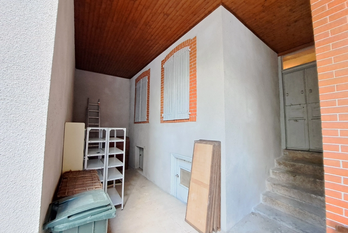 Appartement T2 rénovable de 70 m² avec cour à Ambert, emplacement privilégié 