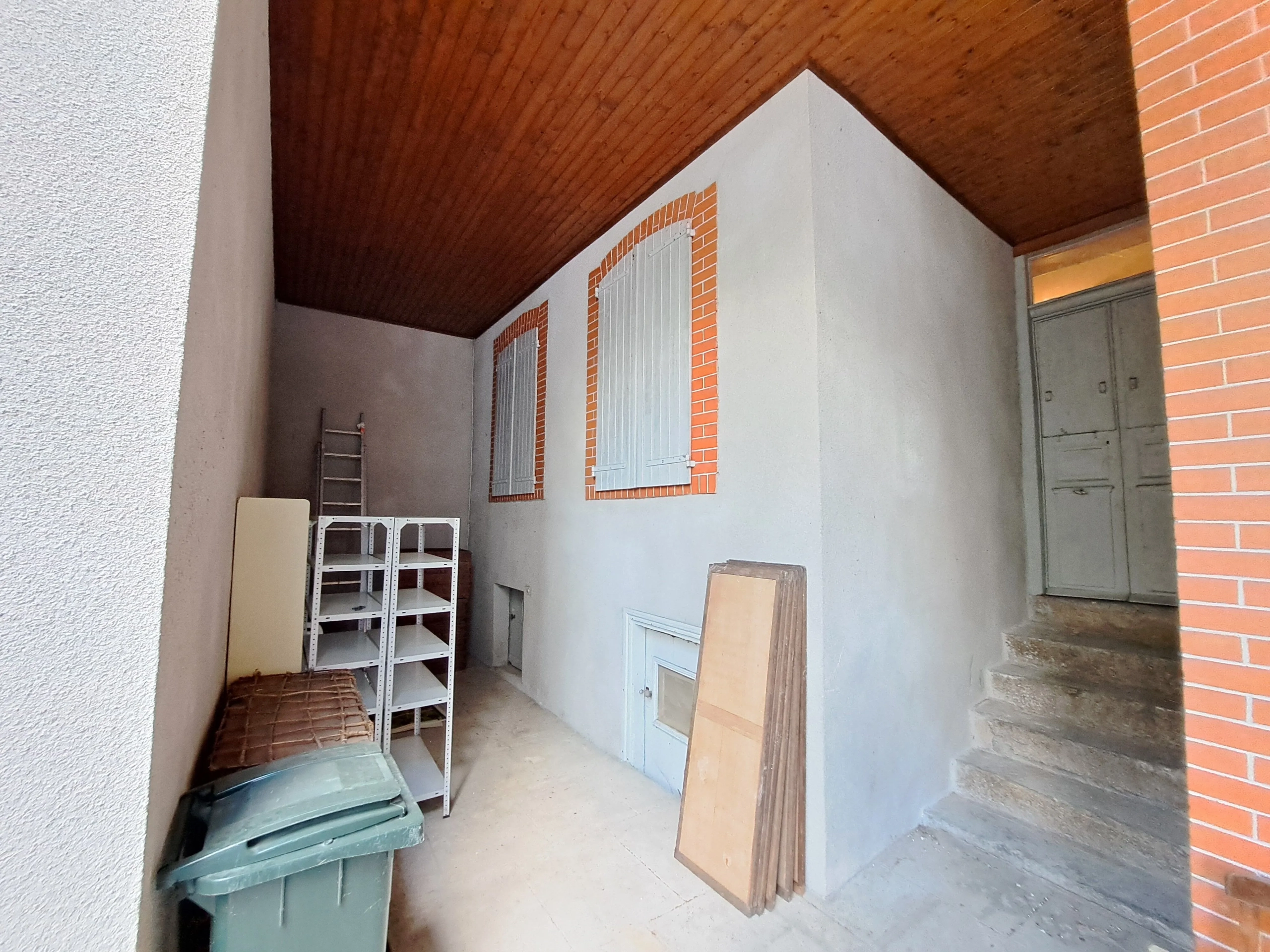 Appartement T2 rénovable de 70 m² avec cour à Ambert, emplacement privilégié 