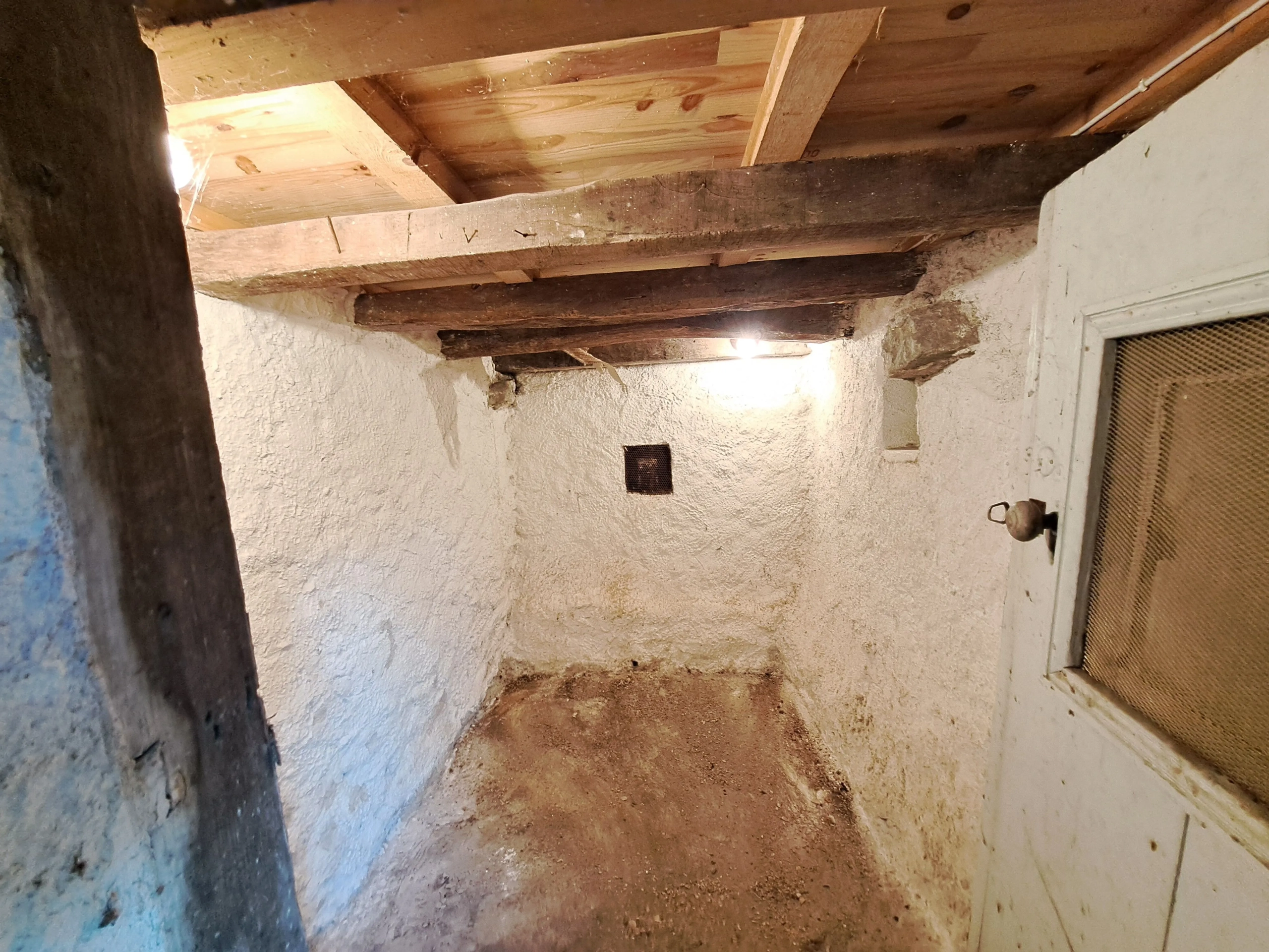 Appartement T2 rénovable de 70 m² avec cour à Ambert, emplacement privilégié 