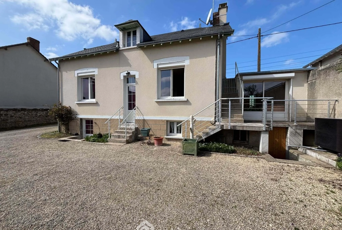 Maison 108m² à Dangé-Saint-Romain avec terrain clos et possibilités d'aménagement 