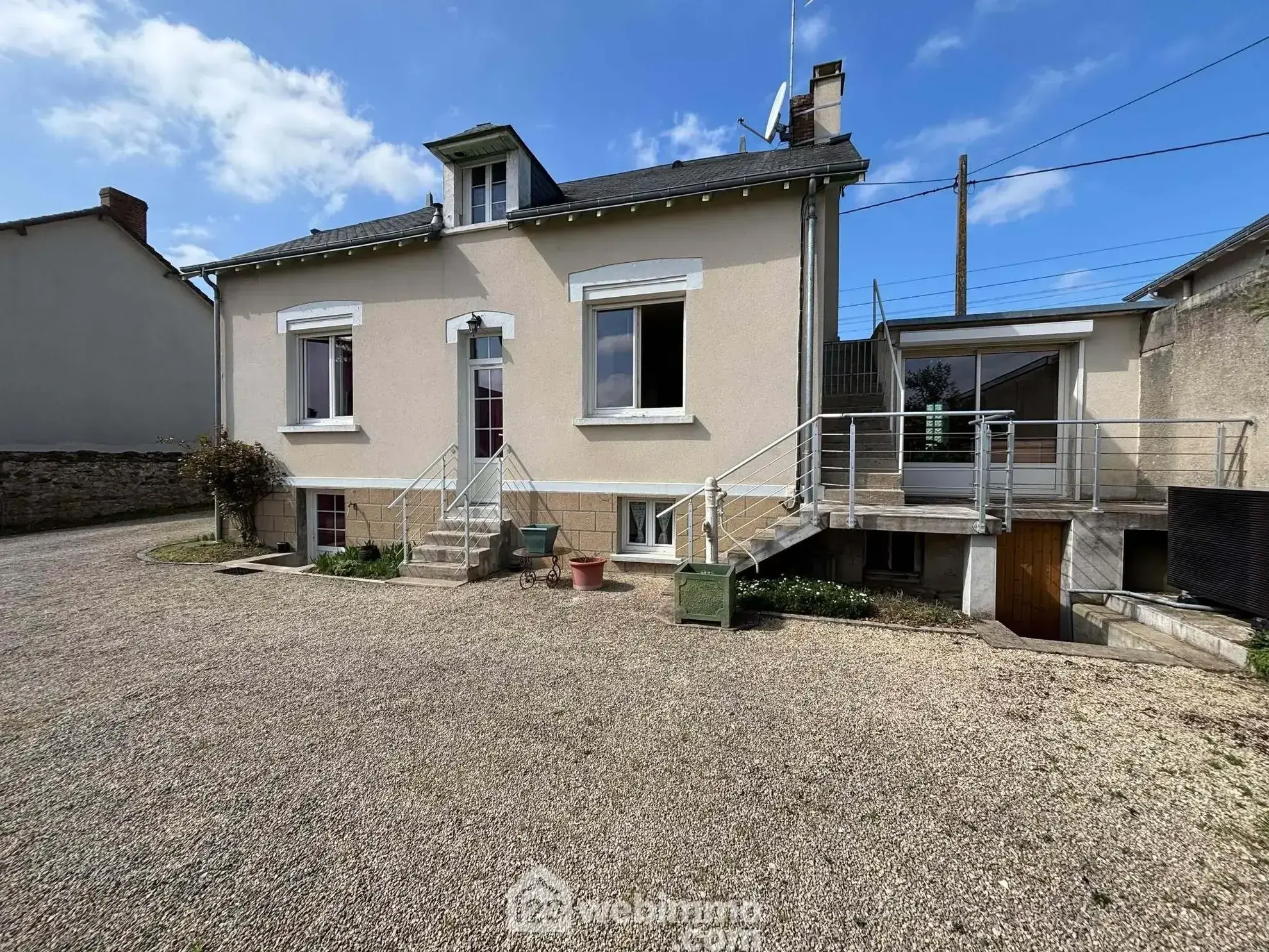 Maison 108m² à Dangé-Saint-Romain avec terrain clos et possibilités d'aménagement 