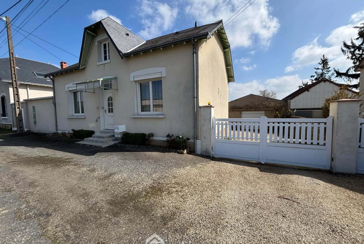 Maison 108m² à Dangé-Saint-Romain avec terrain clos et possibilités d'aménagement 