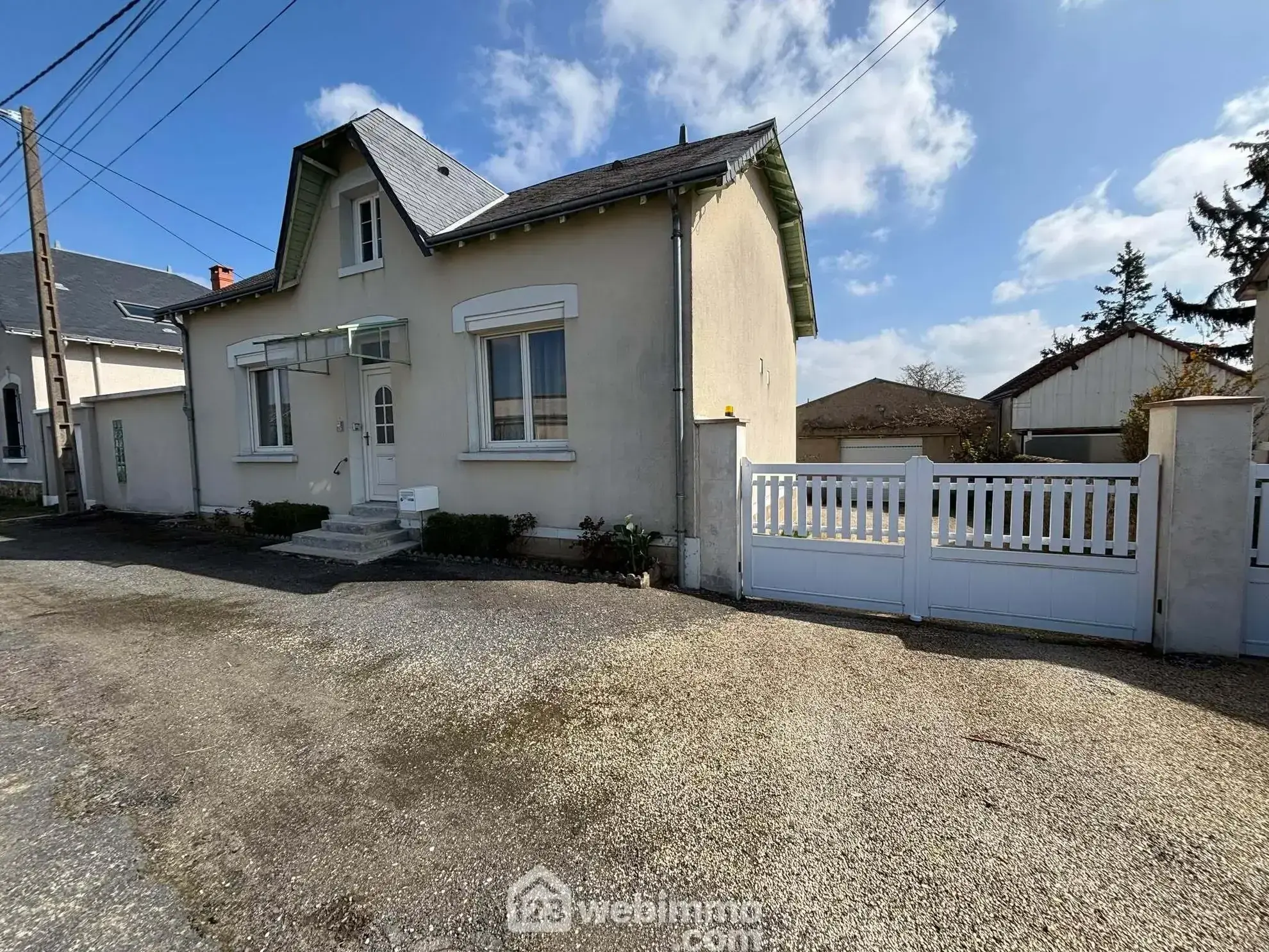 Maison 108m² à Dangé-Saint-Romain avec terrain clos et possibilités d'aménagement 