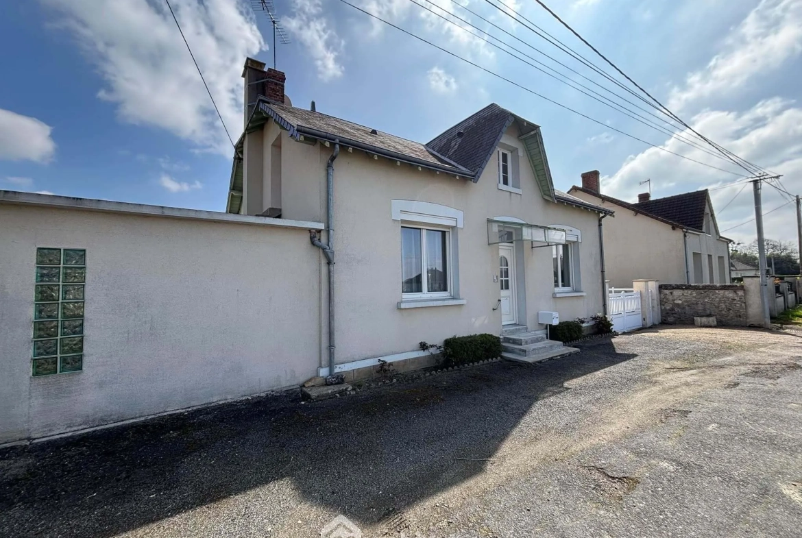 Maison 108m² à Dangé-Saint-Romain avec terrain clos et possibilités d'aménagement 