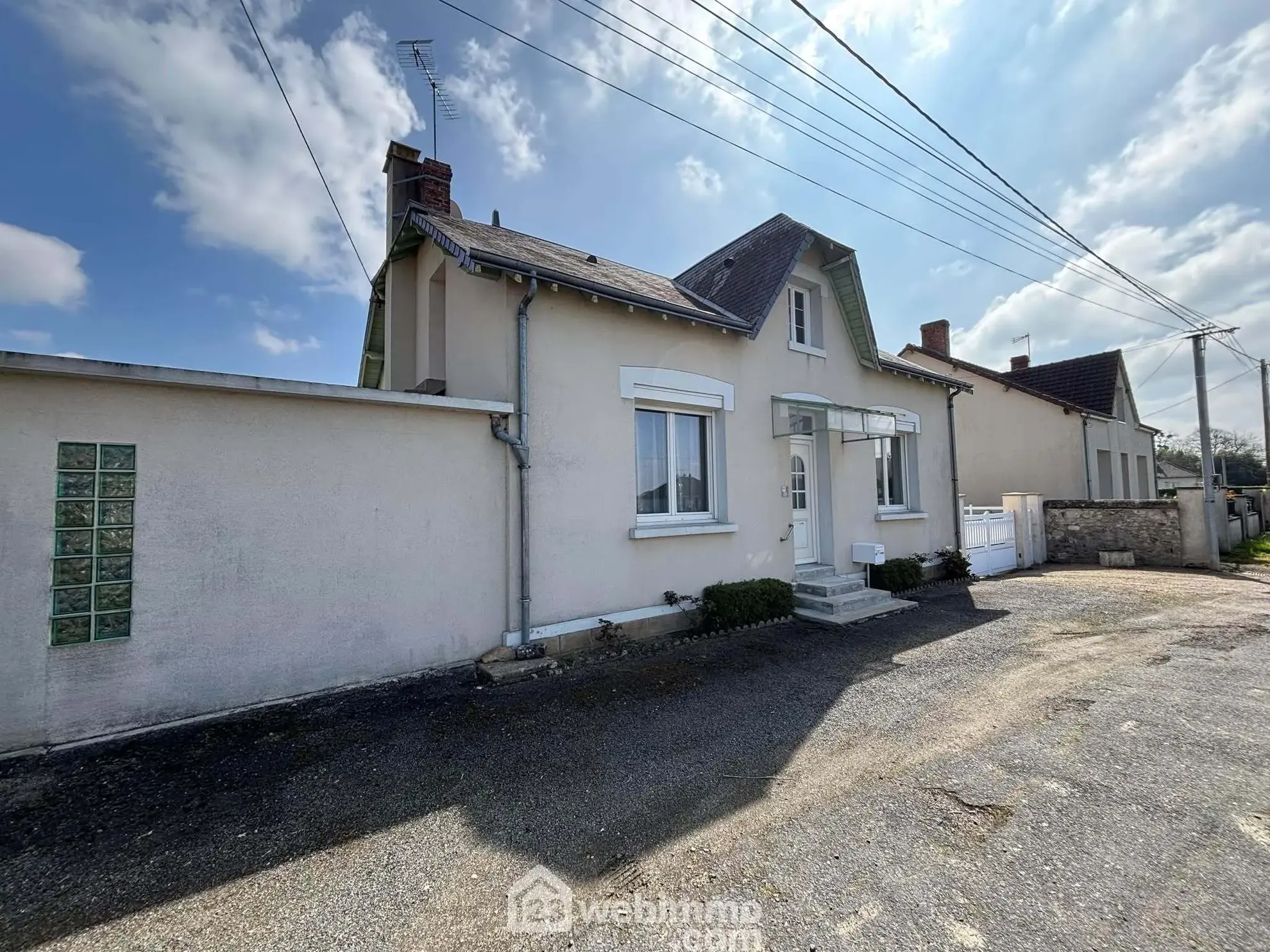 Maison 108m² à Dangé-Saint-Romain avec terrain clos et possibilités d'aménagement 