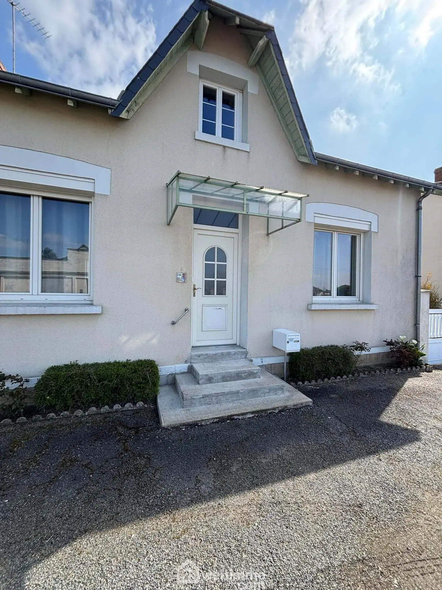 Maison 108m² à Dangé-Saint-Romain avec terrain clos et possibilités d'aménagement 