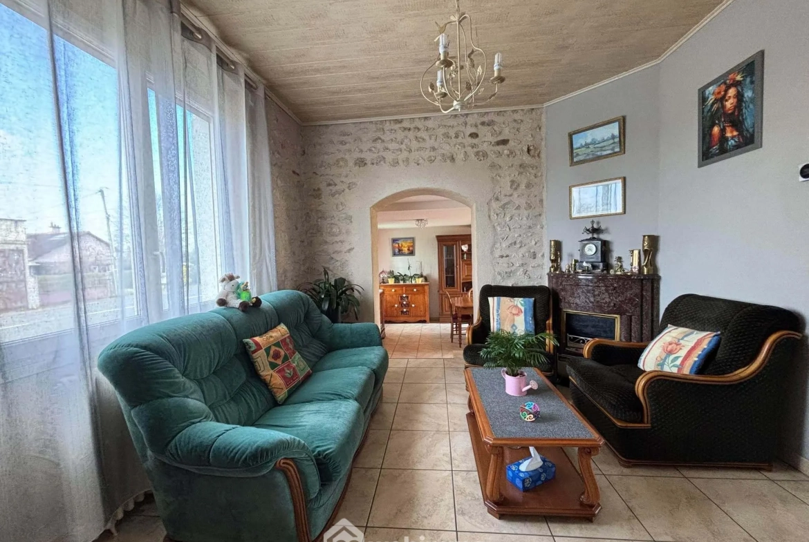 Maison 108m² à Dangé-Saint-Romain avec terrain clos et possibilités d'aménagement 