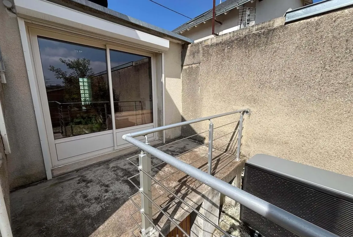 Maison 108m² à Dangé-Saint-Romain avec terrain clos et possibilités d'aménagement 