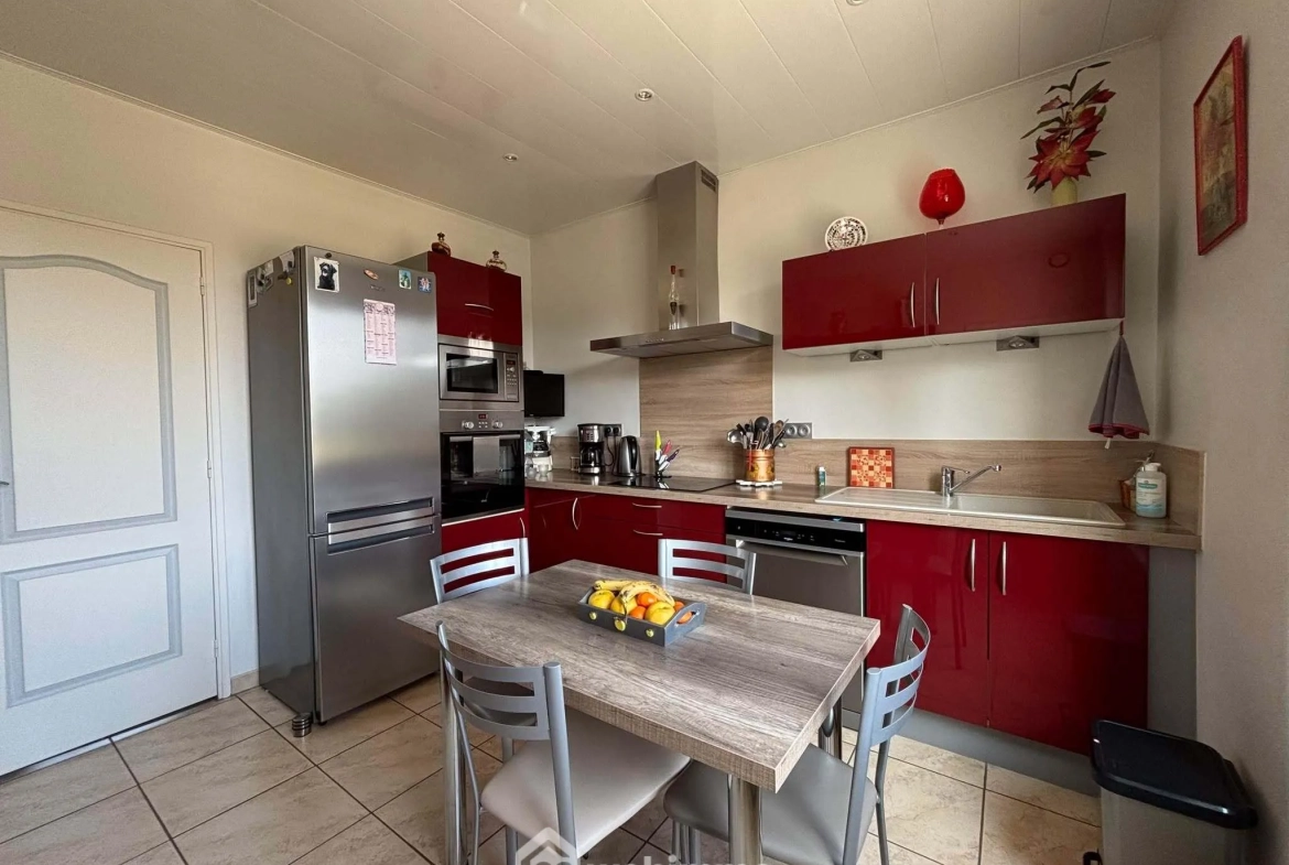 Maison 108m² à Dangé-Saint-Romain avec terrain clos et possibilités d'aménagement 