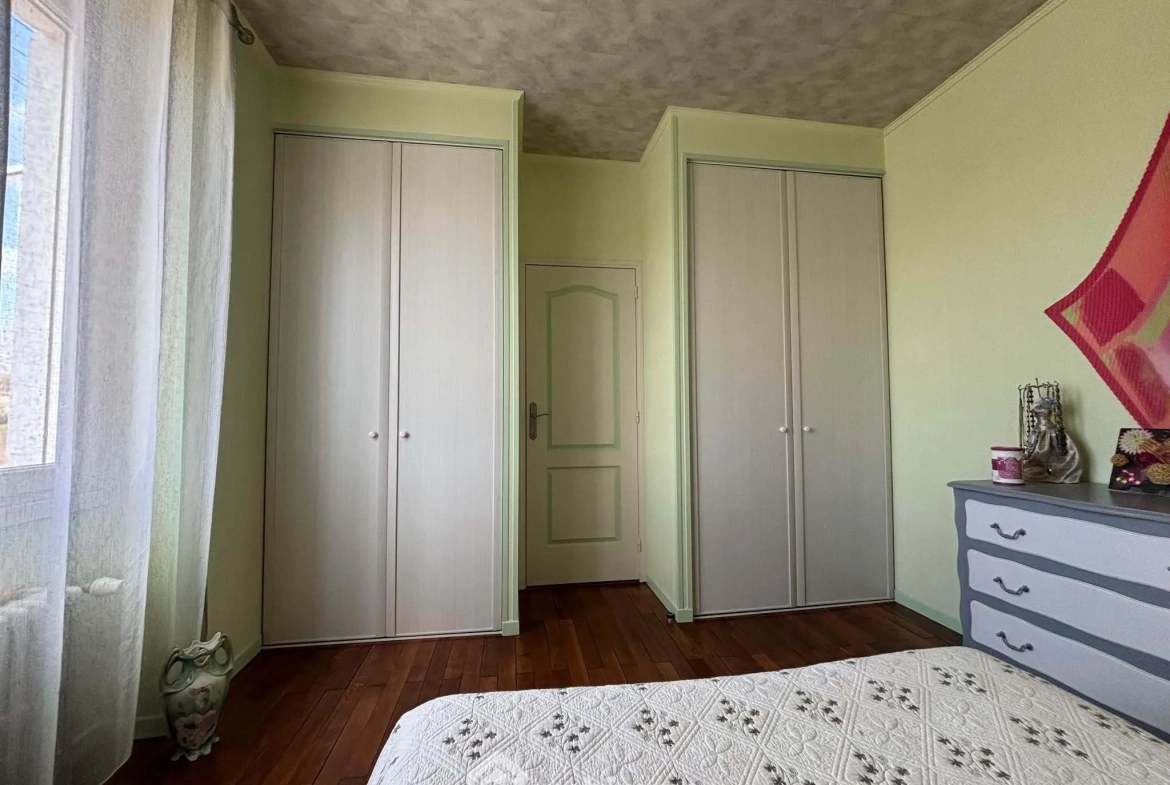 Maison 108m² à Dangé-Saint-Romain avec terrain clos et possibilités d'aménagement 