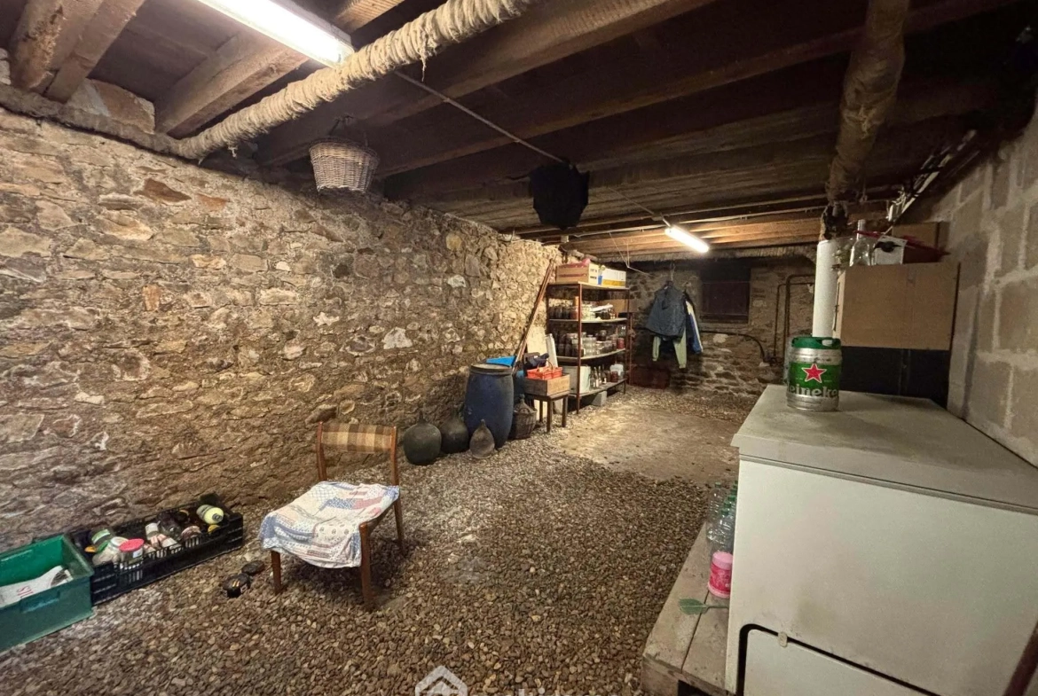 Maison 108m² à Dangé-Saint-Romain avec terrain clos et possibilités d'aménagement 