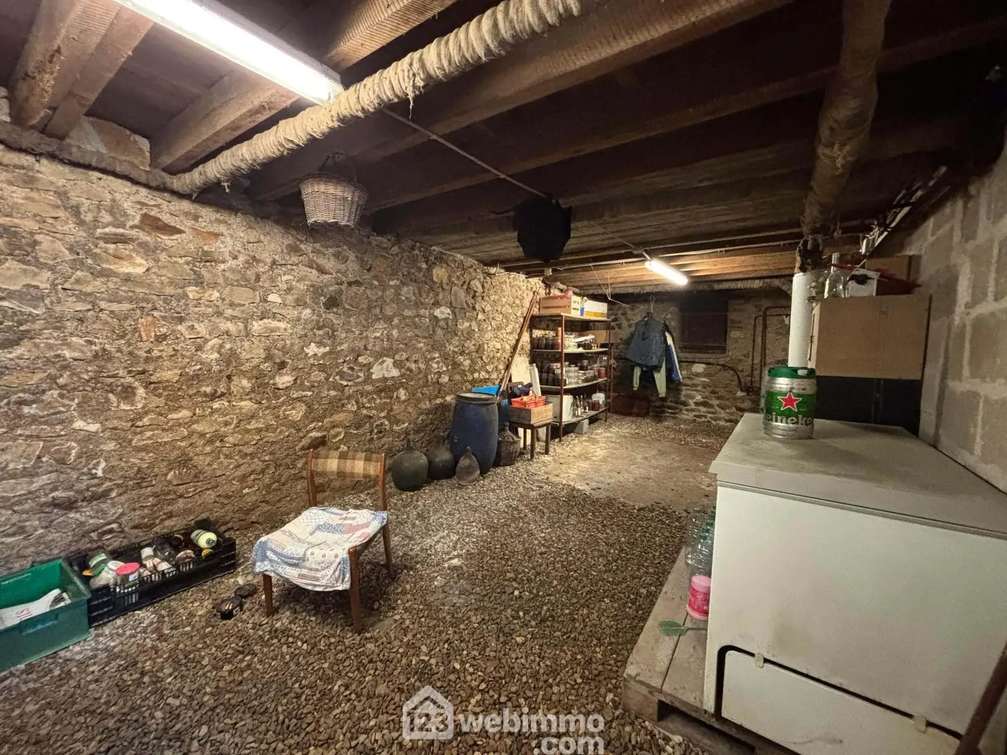 Maison 108m² à Dangé-Saint-Romain avec terrain clos et possibilités d'aménagement 