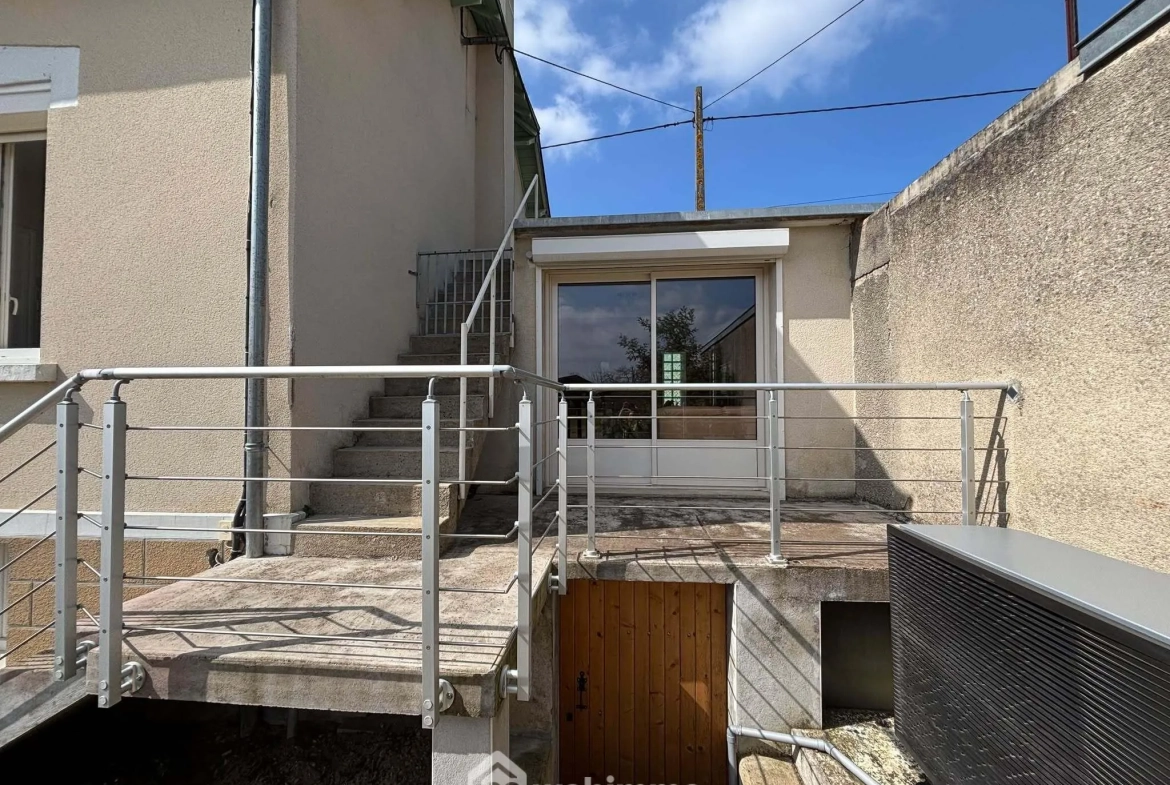 Maison 108m² à Dangé-Saint-Romain avec terrain clos et possibilités d'aménagement 