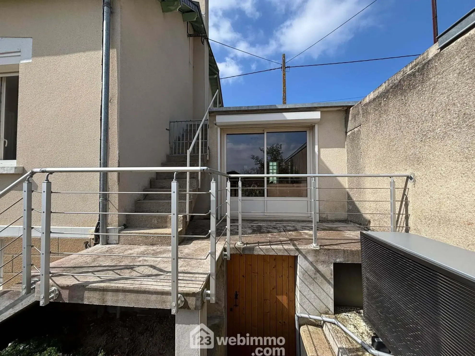 Maison 108m² à Dangé-Saint-Romain avec terrain clos et possibilités d'aménagement 