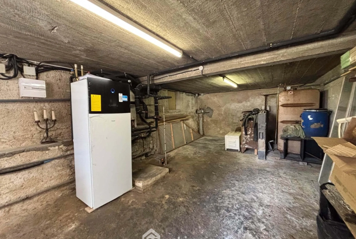 Maison 108m² à Dangé-Saint-Romain avec terrain clos et possibilités d'aménagement 