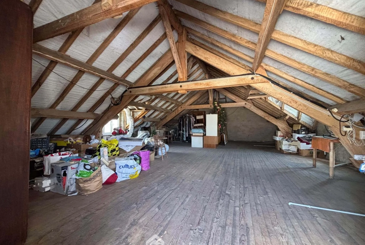 Maison 108m² à Dangé-Saint-Romain avec terrain clos et possibilités d'aménagement 
