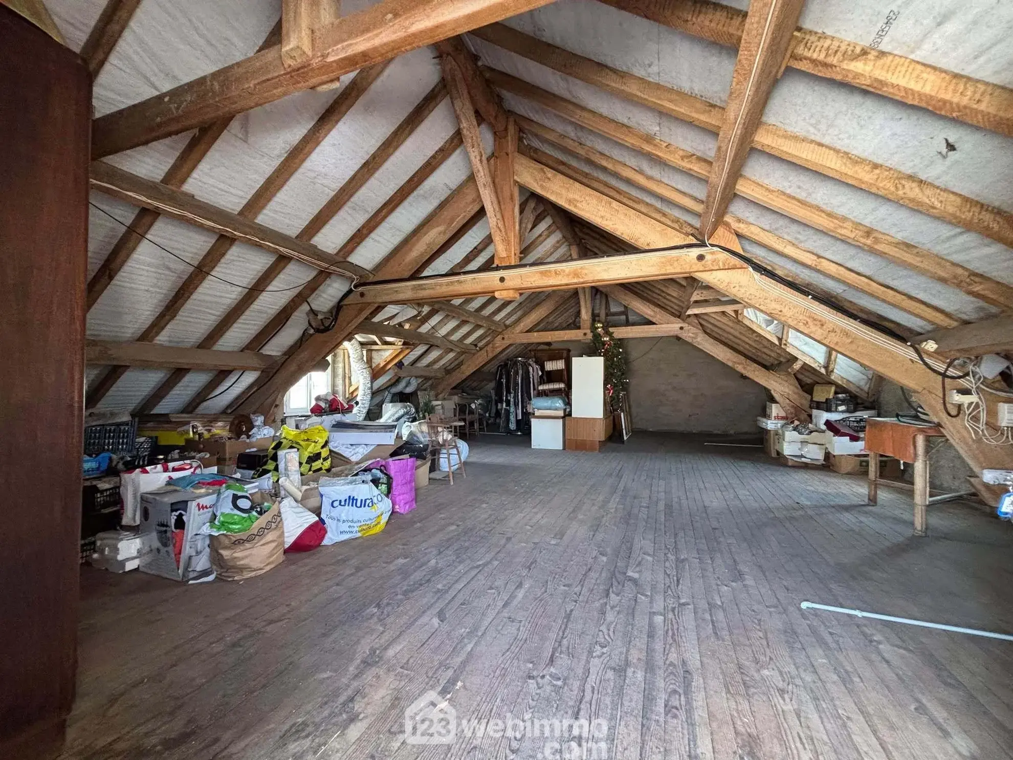 Maison 108m² à Dangé-Saint-Romain avec terrain clos et possibilités d'aménagement 
