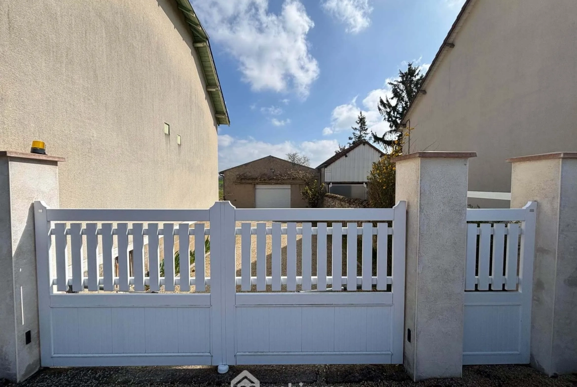 Maison 108m² à Dangé-Saint-Romain avec terrain clos et possibilités d'aménagement 