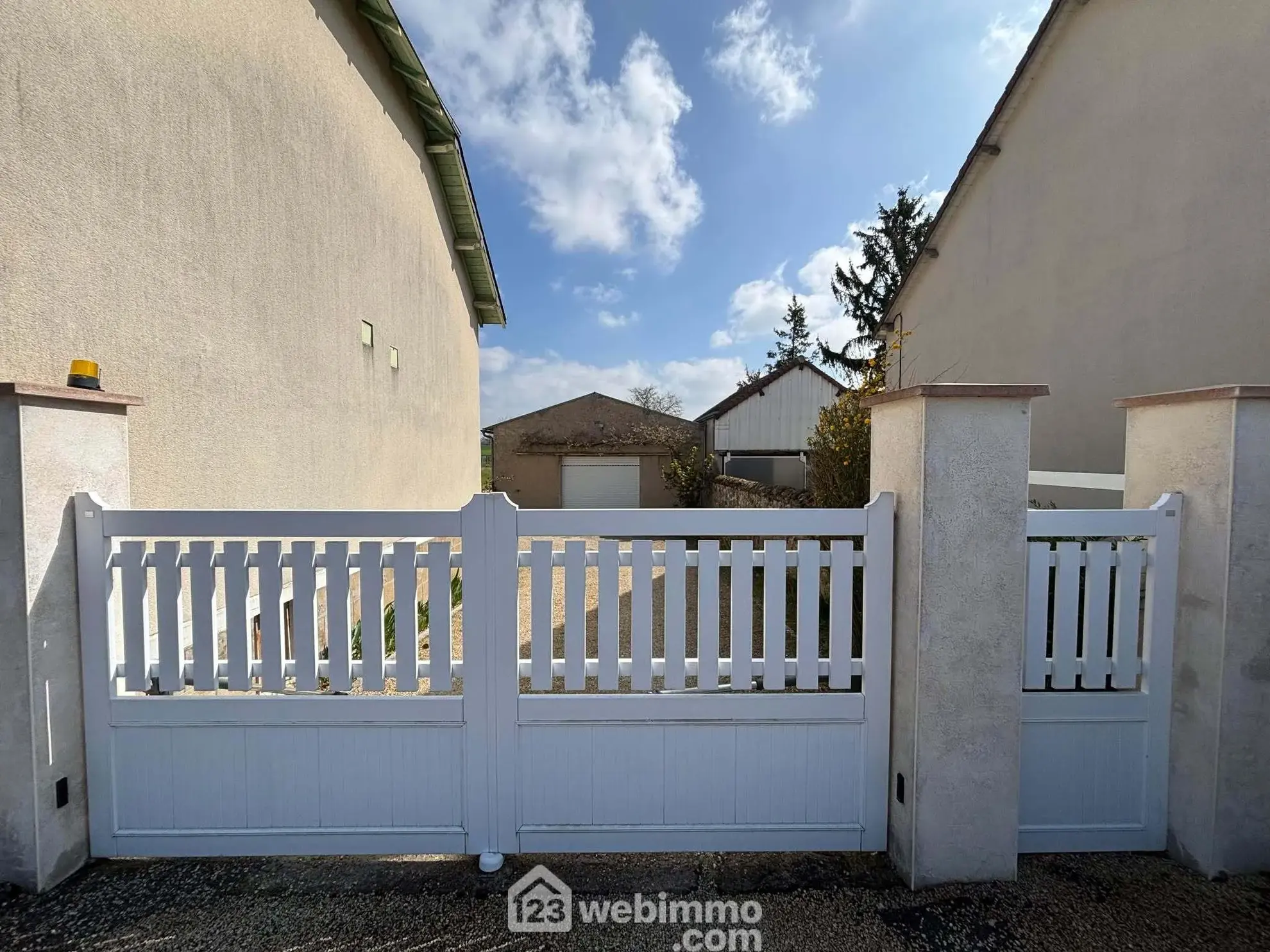 Maison 108m² à Dangé-Saint-Romain avec terrain clos et possibilités d'aménagement 