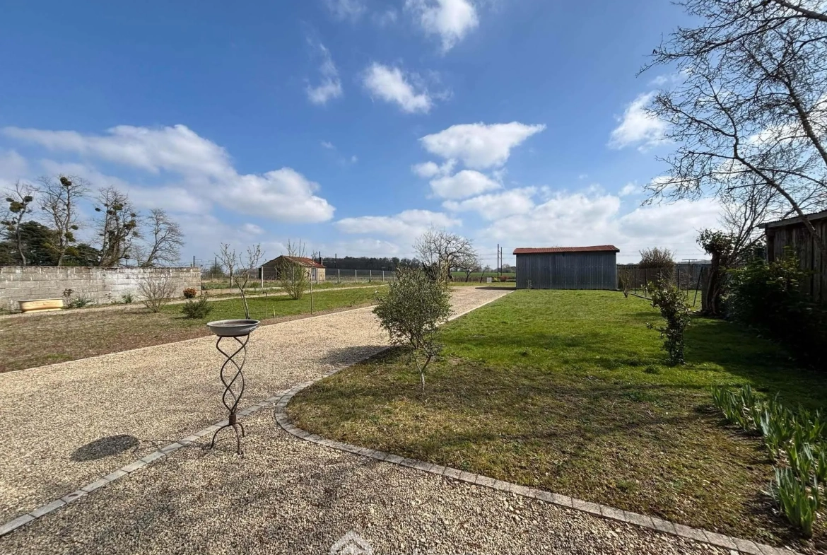 Maison 108m² à Dangé-Saint-Romain avec terrain clos et possibilités d'aménagement 