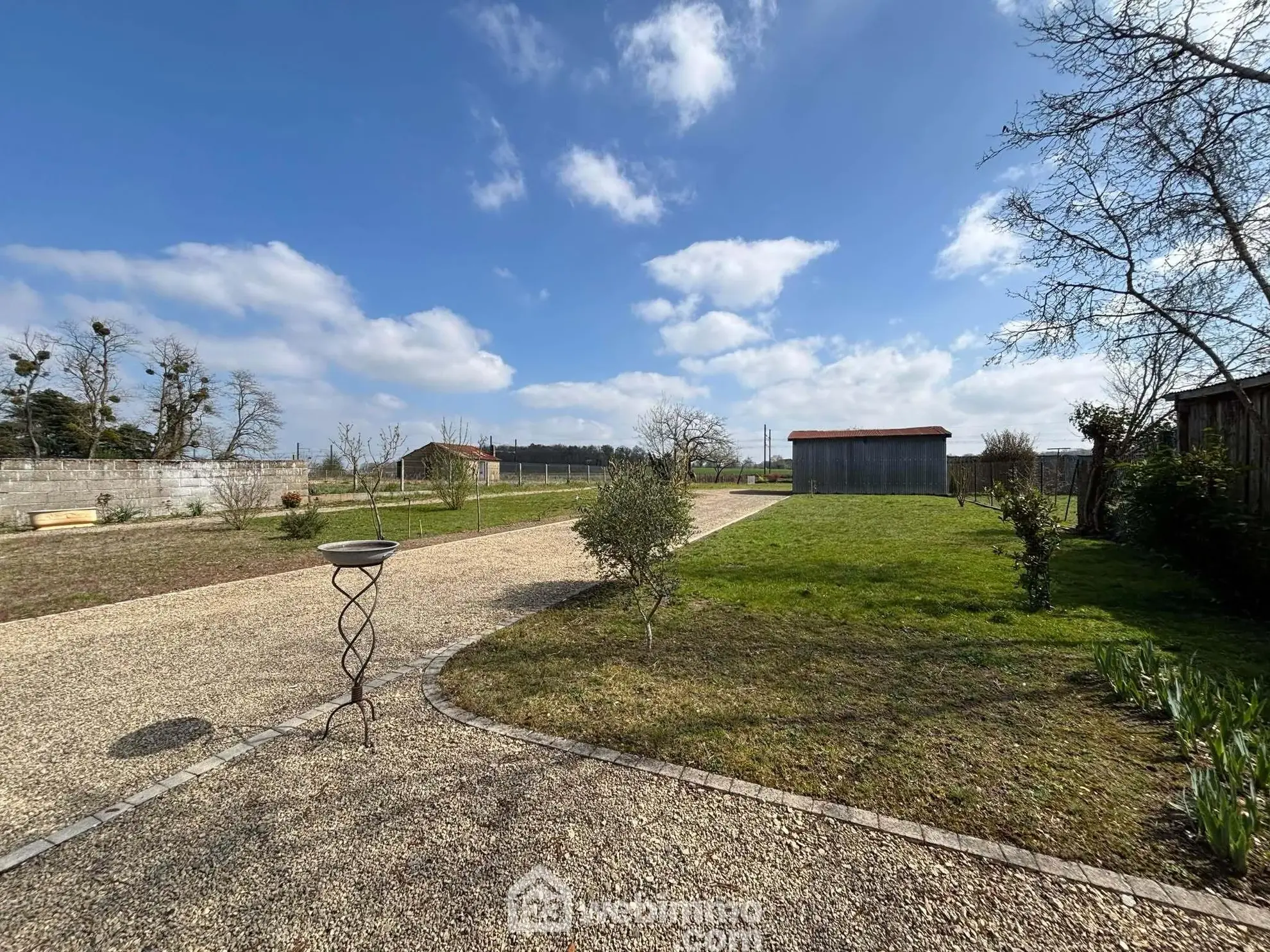 Maison 108m² à Dangé-Saint-Romain avec terrain clos et possibilités d'aménagement 