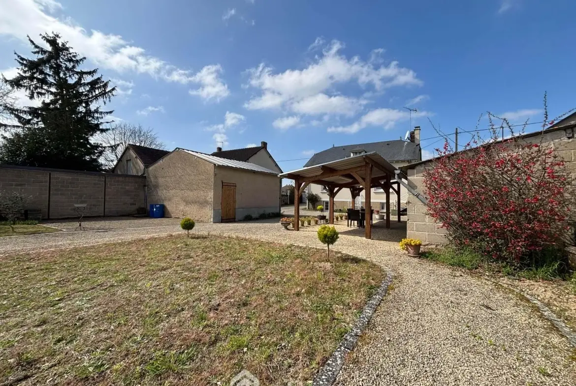Maison 108m² à Dangé-Saint-Romain avec terrain clos et possibilités d'aménagement 