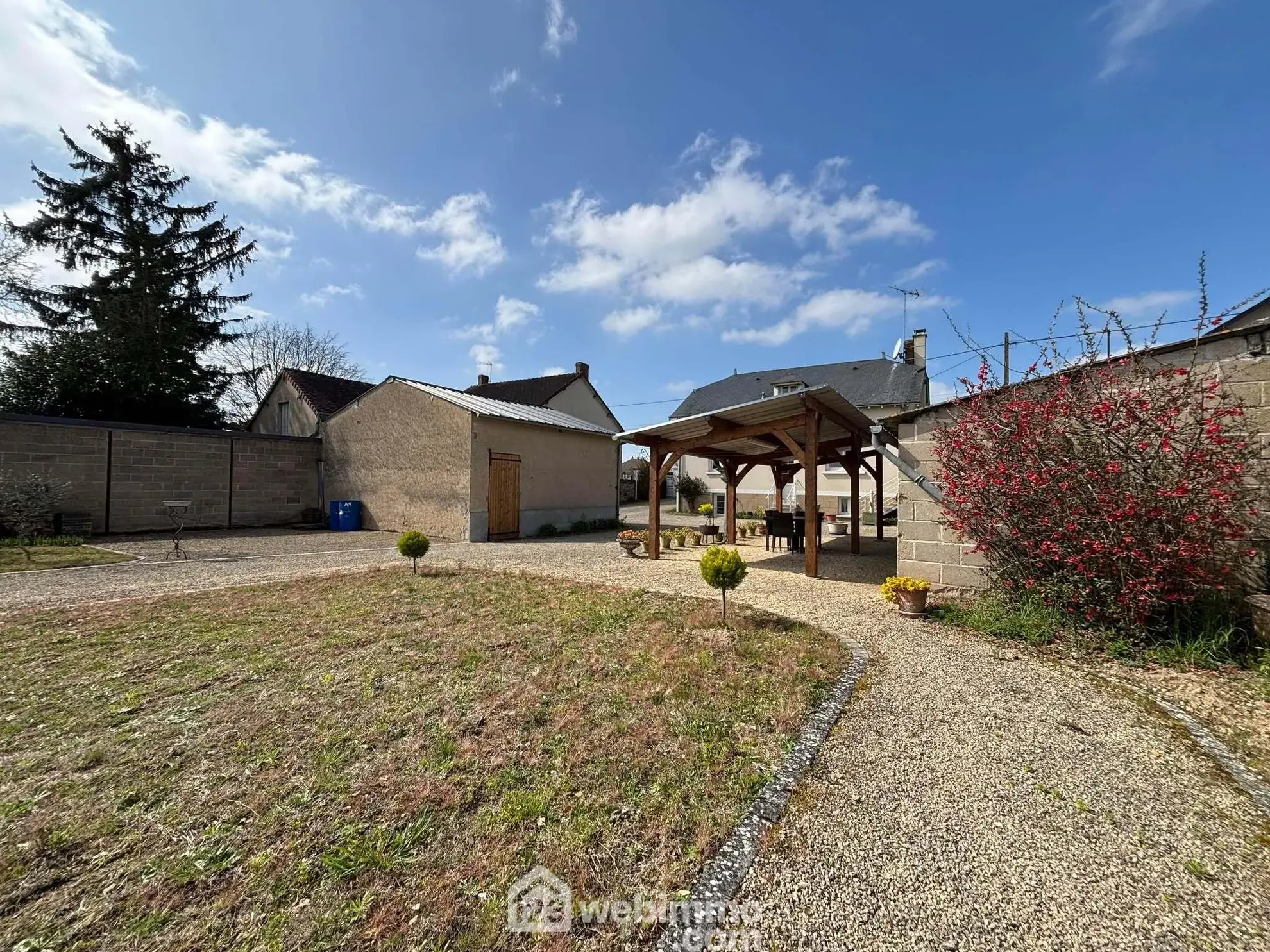 Maison 108m² à Dangé-Saint-Romain avec terrain clos et possibilités d'aménagement 