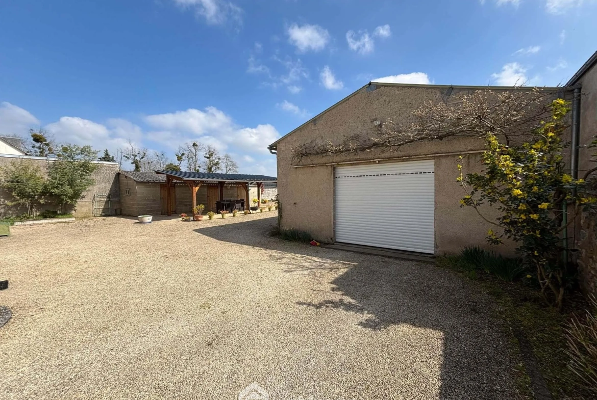Maison 108m² à Dangé-Saint-Romain avec terrain clos et possibilités d'aménagement 