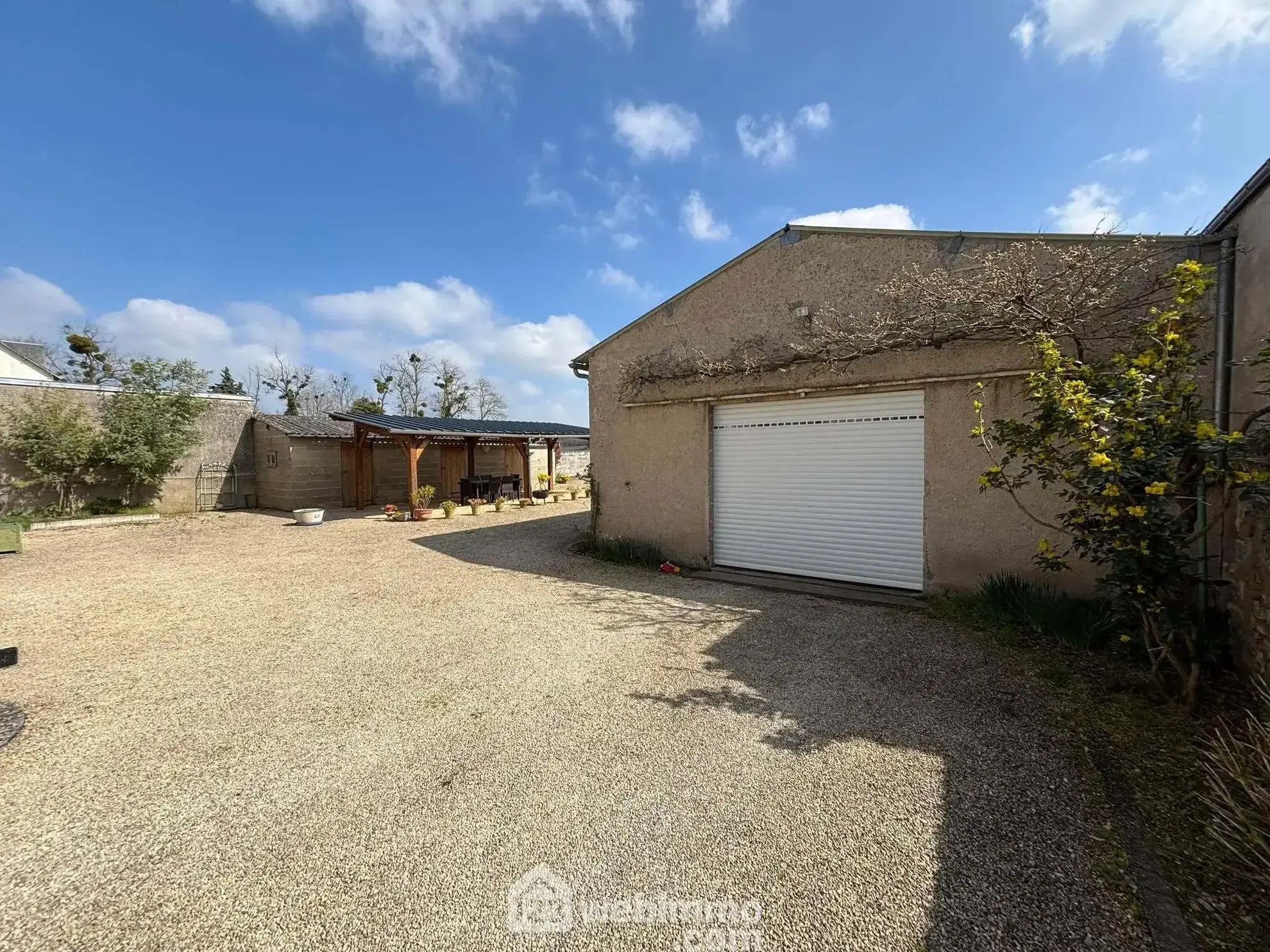 Maison 108m² à Dangé-Saint-Romain avec terrain clos et possibilités d'aménagement 