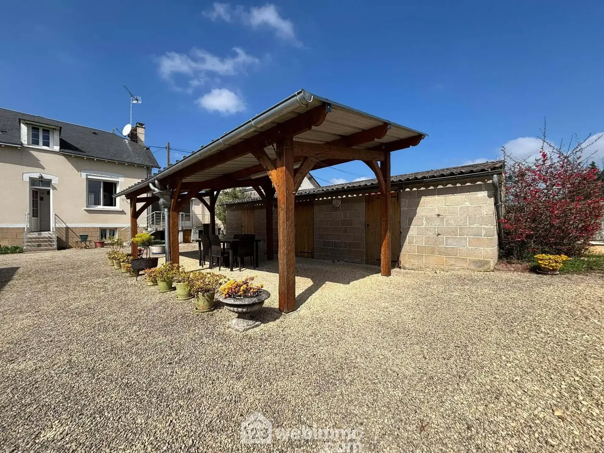 Maison 108m² à Dangé-Saint-Romain avec terrain clos et possibilités d'aménagement 