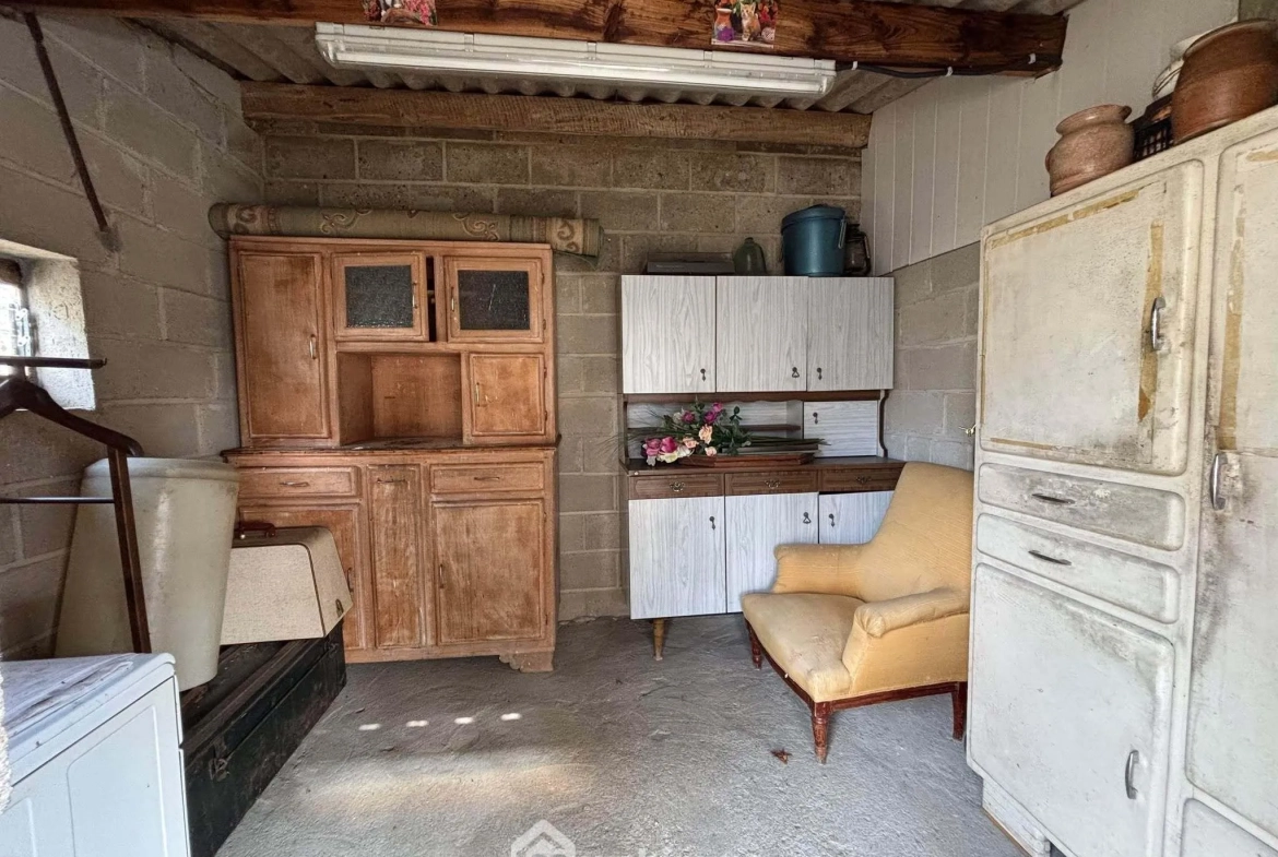 Maison 108m² à Dangé-Saint-Romain avec terrain clos et possibilités d'aménagement 