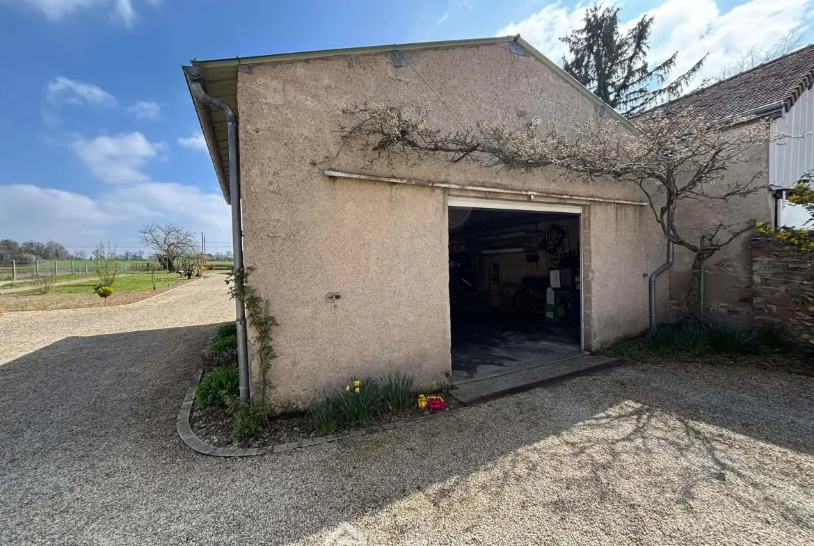 Maison 108m² à Dangé-Saint-Romain avec terrain clos et possibilités d'aménagement 