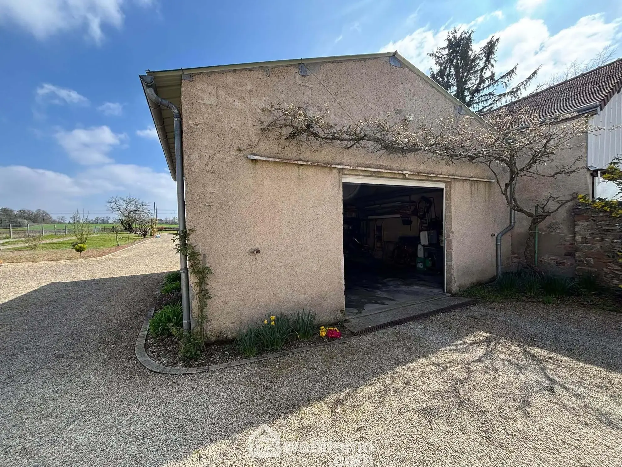 Maison 108m² à Dangé-Saint-Romain avec terrain clos et possibilités d'aménagement 