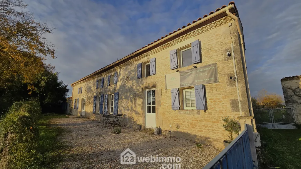 Longère spacieuse avec gîte et piscine à La Brousse - 244 m² 